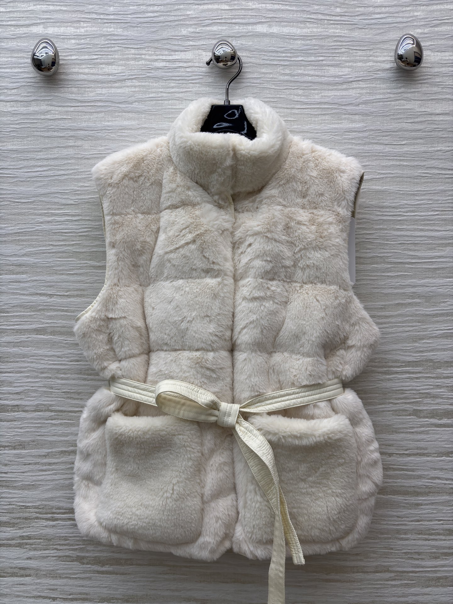 Mo 25秋柔暖毛绒邂逅简约版型 两款马甲以米白与浅棕演绎冬日温柔 收腰系带勾勒随性轮廓 蓬松质感驱散寒