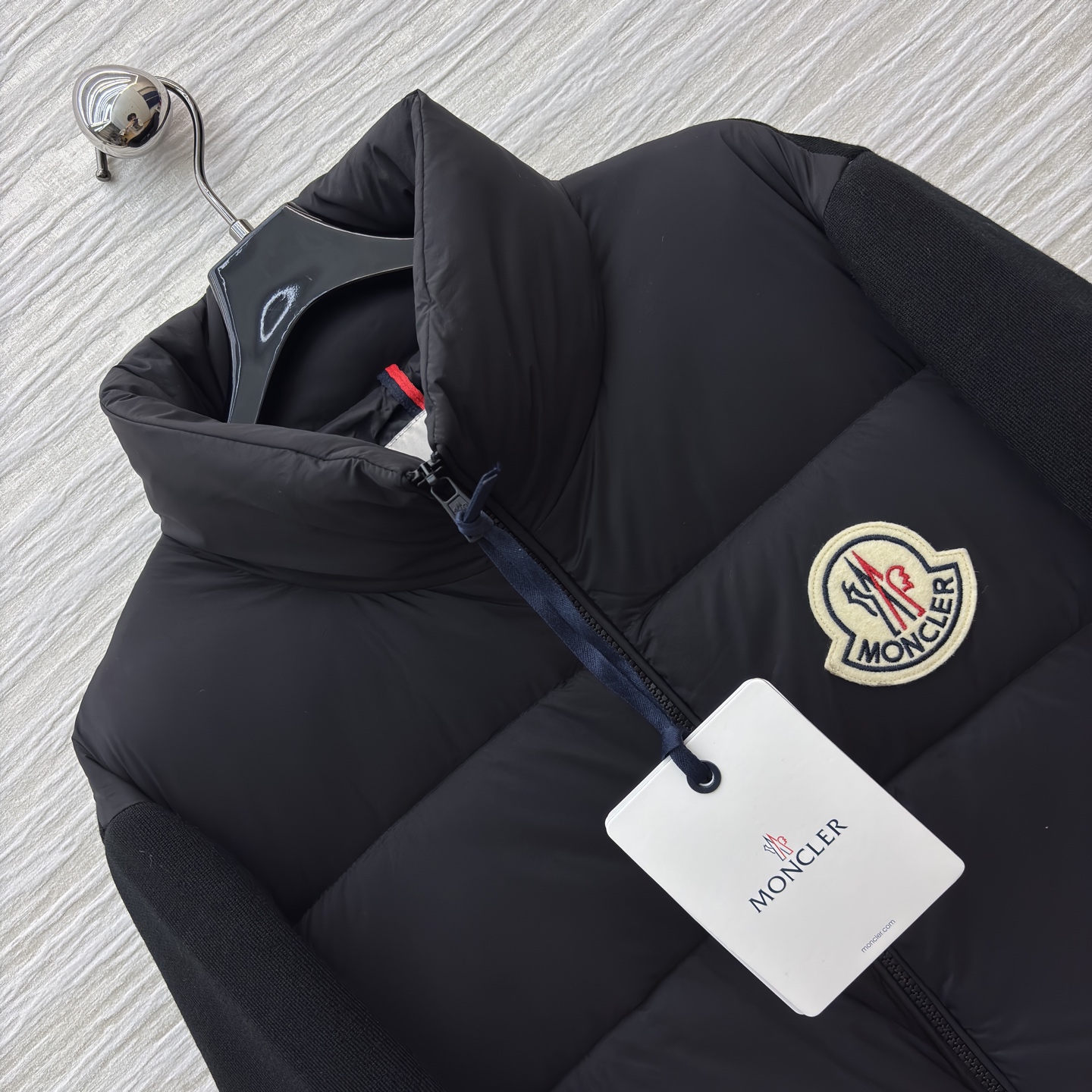 当Moncler的经典羽绒遇上针织拼接，是冬日里的优雅与温暖双向奔赴。米白的柔和，黑色的酷飒，两种风格，