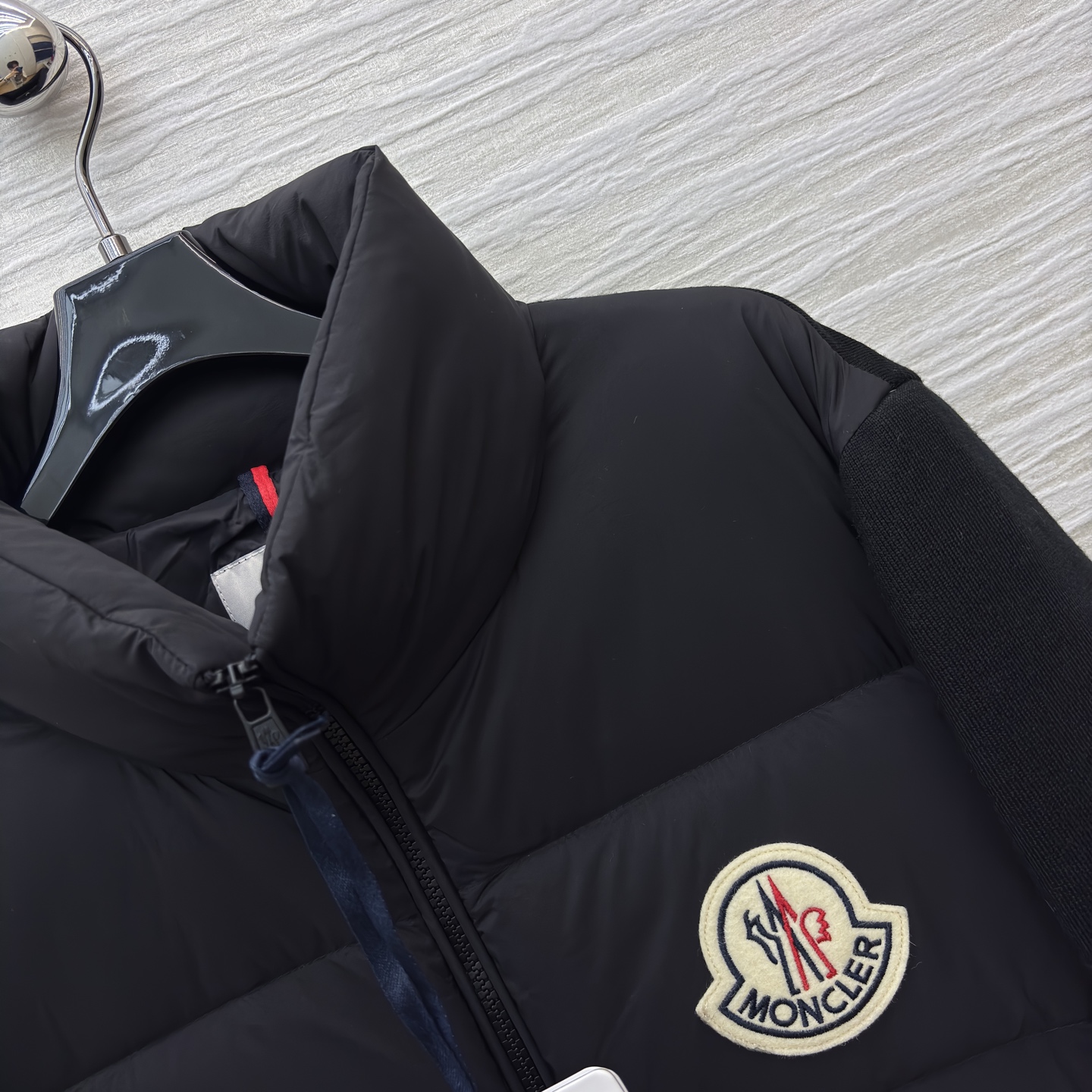 当Moncler的经典羽绒遇上针织拼接，是冬日里的优雅与温暖双向奔赴。米白的柔和，黑色的酷飒，两种风格，