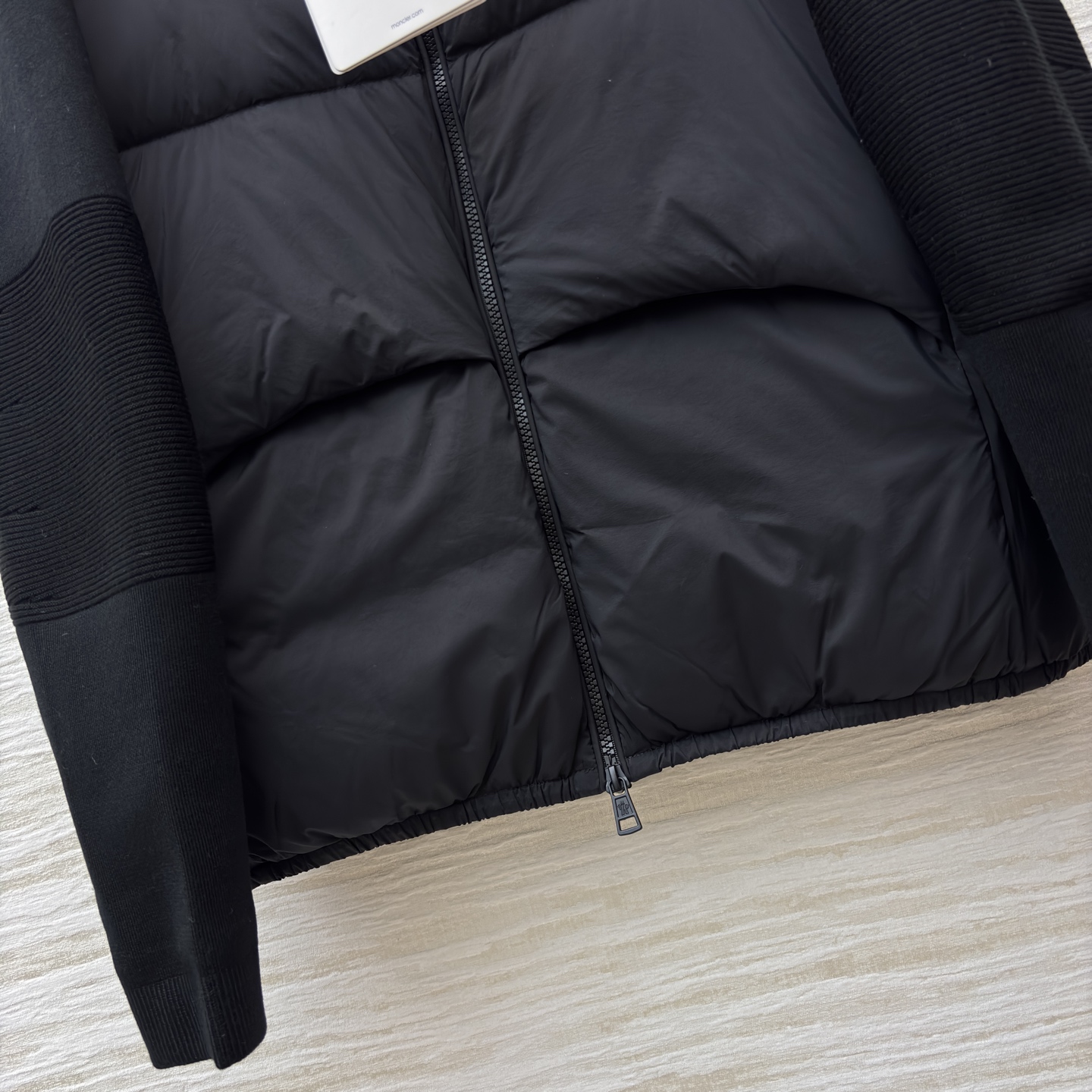 当Moncler的经典羽绒遇上针织拼接，是冬日里的优雅与温暖双向奔赴。米白的柔和，黑色的酷飒，两种风格，