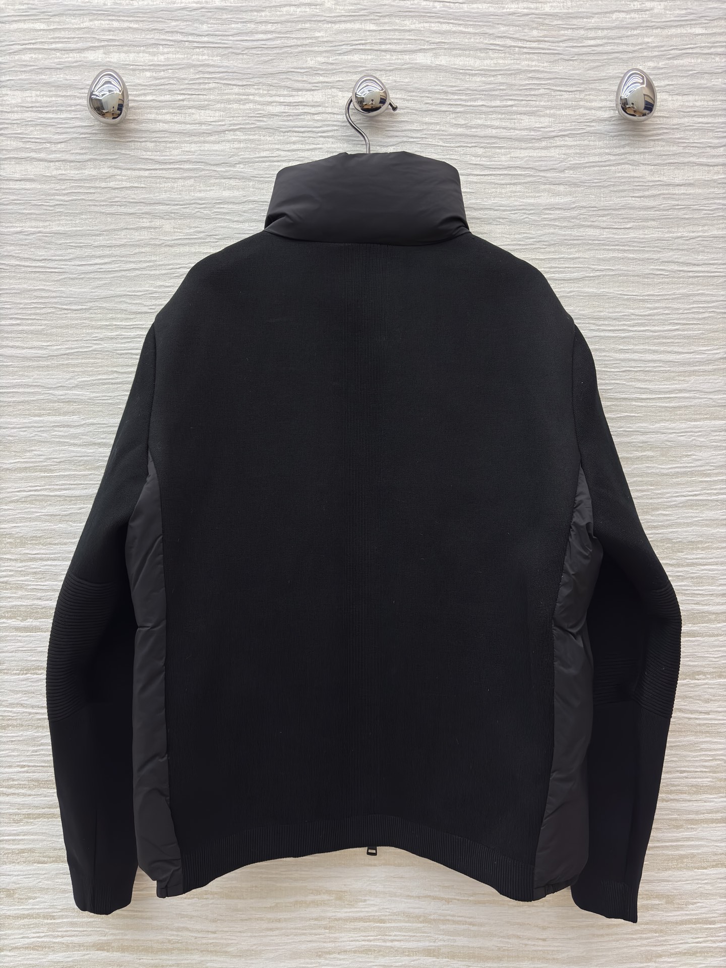 当Moncler的经典羽绒遇上针织拼接，是冬日里的优雅与温暖双向奔赴。米白的柔和，黑色的酷飒，两种风格，