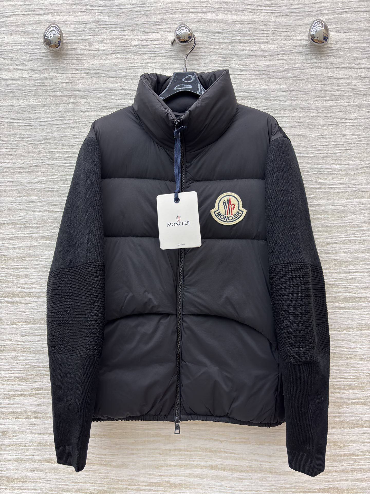 当Moncler的经典羽绒遇上针织拼接，是冬日里的优雅与温暖双向奔赴。米白的柔和，黑色的酷飒，两种风格，