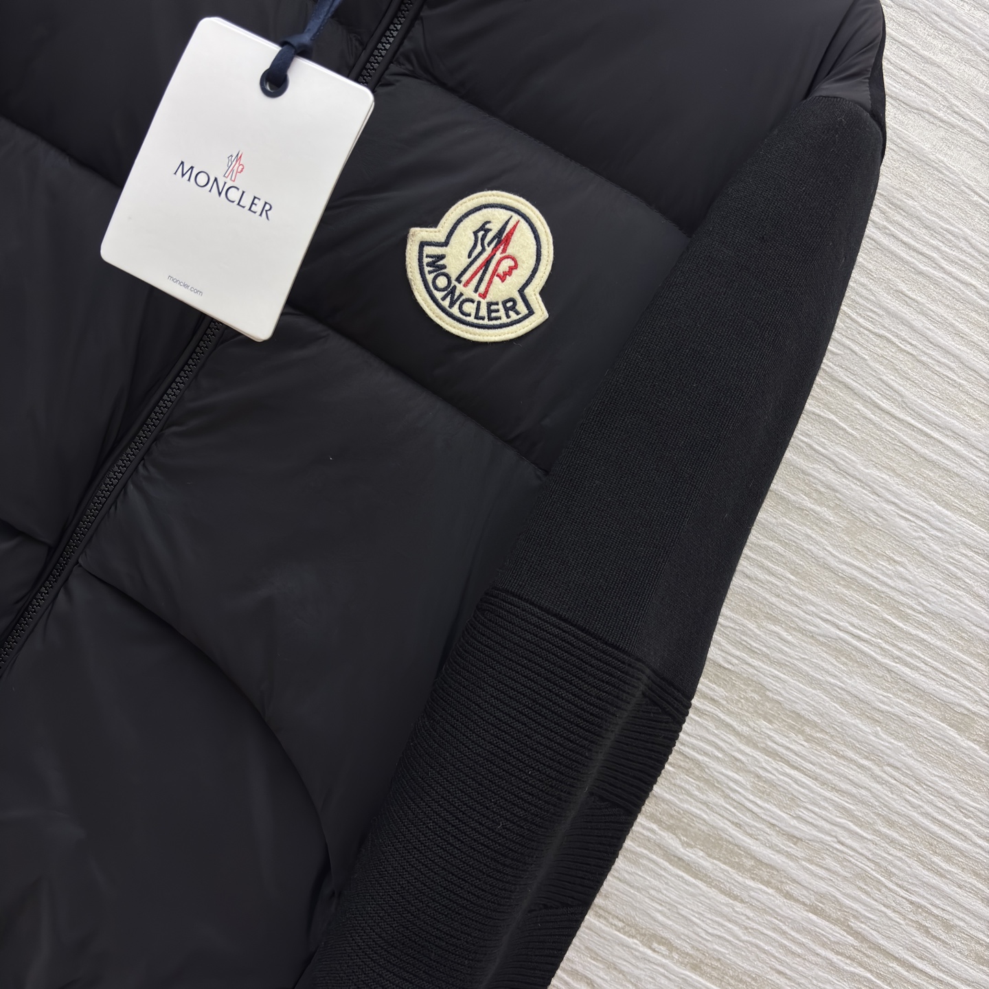 当Moncler的经典羽绒遇上针织拼接，是冬日里的优雅与温暖双向奔赴。米白的柔和，黑色的酷飒，两种风格，