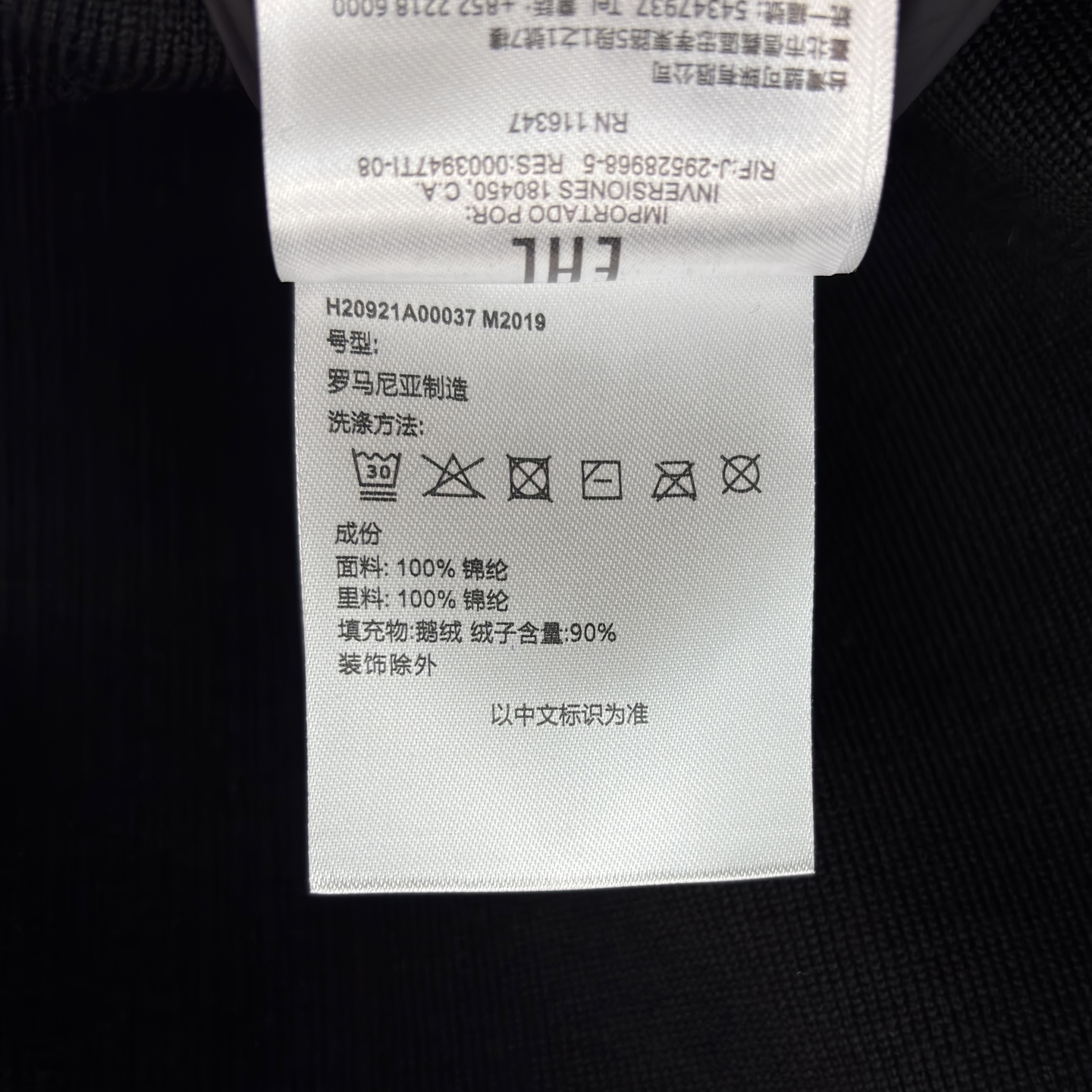 当Moncler的经典羽绒遇上针织拼接，是冬日里的优雅与温暖双向奔赴。米白的柔和，黑色的酷飒，两种风格，