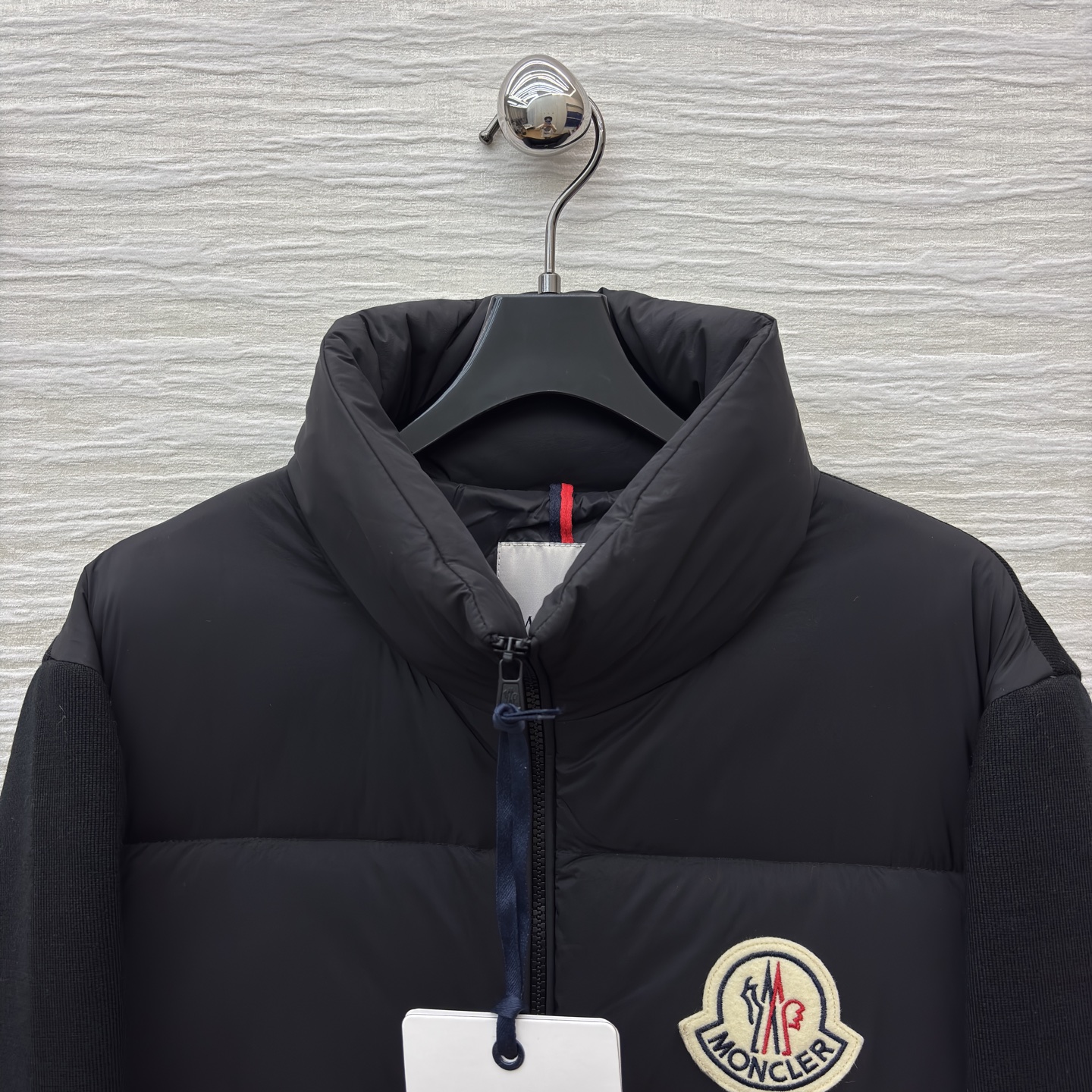 当Moncler的经典羽绒遇上针织拼接，是冬日里的优雅与温暖双向奔赴。米白的柔和，黑色的酷飒，两种风格，