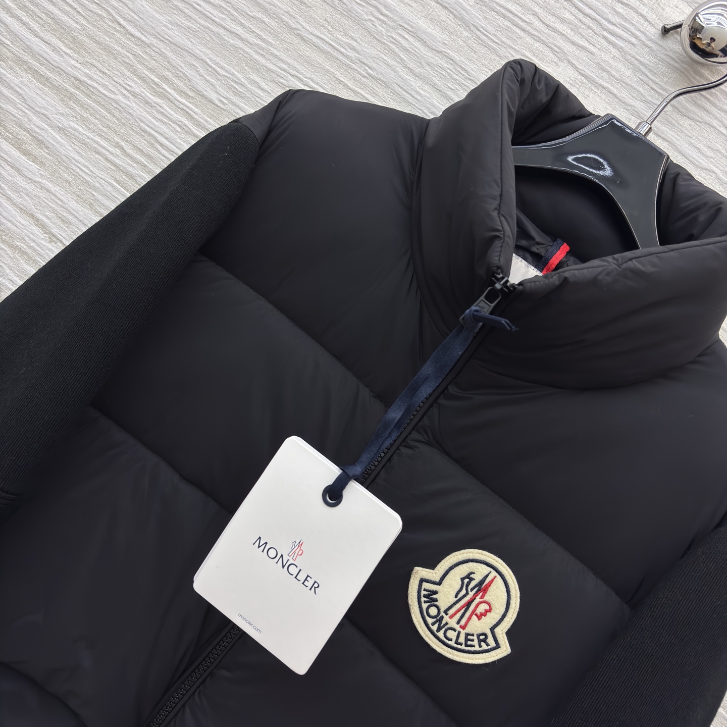 当Moncler的经典羽绒遇上针织拼接，是冬日里的优雅与温暖双向奔赴。米白的柔和，黑色的酷飒，两种风格，