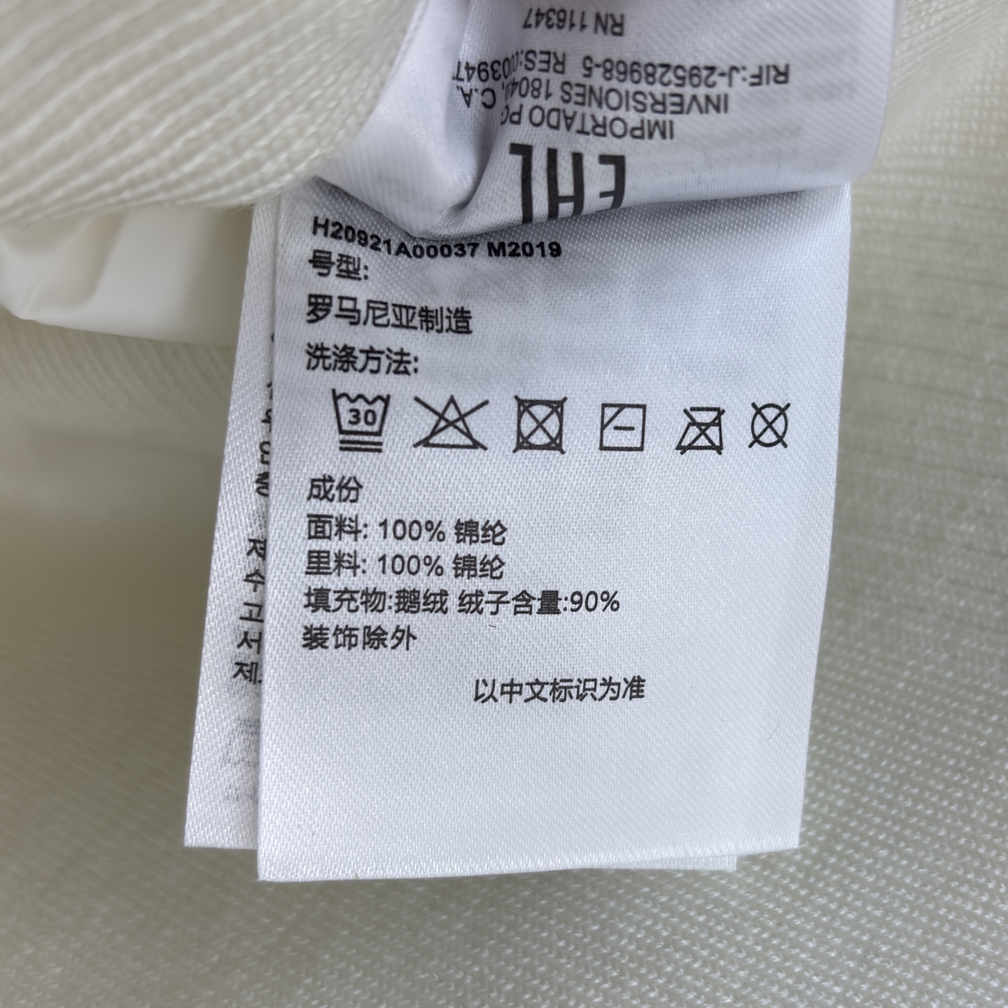 当Moncler的经典羽绒遇上针织拼接，是冬日里的优雅与温暖双向奔赴。米白的柔和，黑色的酷飒，两种风格，