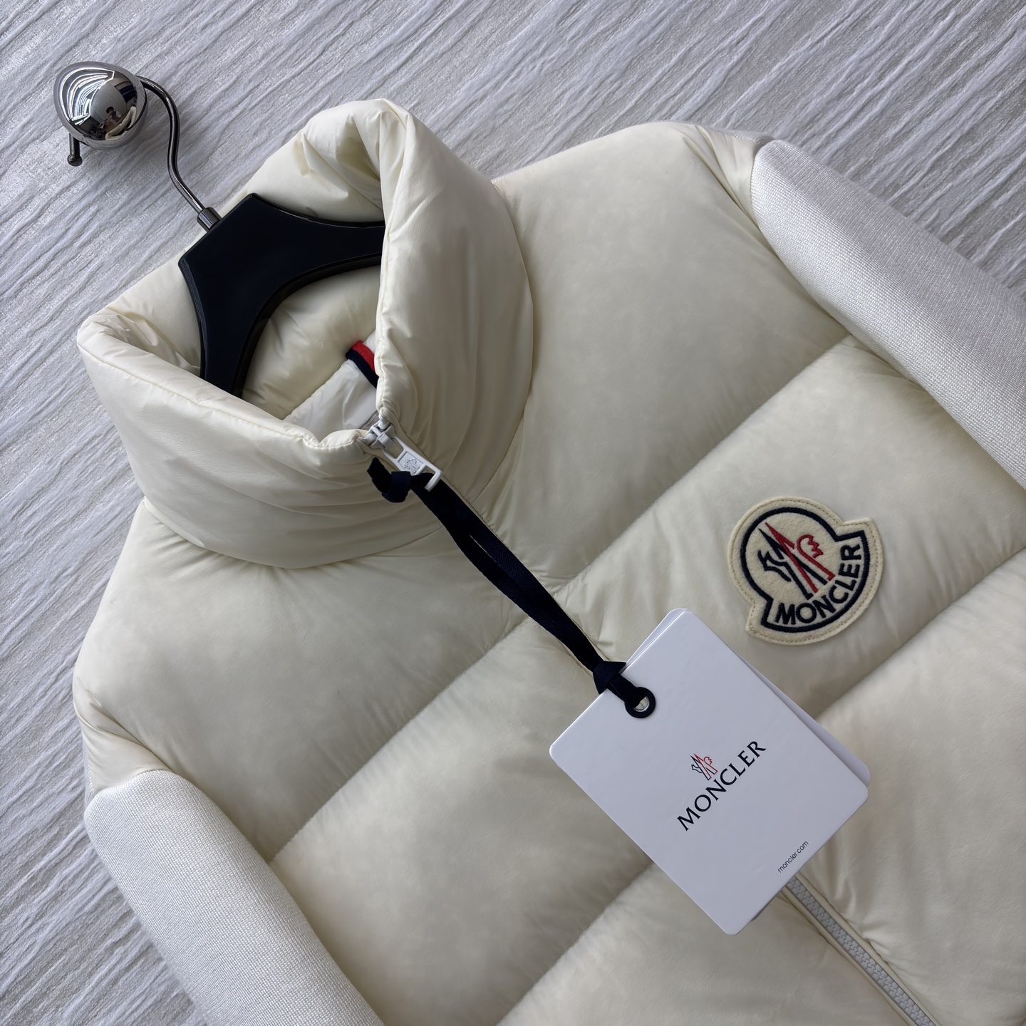 当Moncler的经典羽绒遇上针织拼接，是冬日里的优雅与温暖双向奔赴。米白的柔和，黑色的酷飒，两种风格，