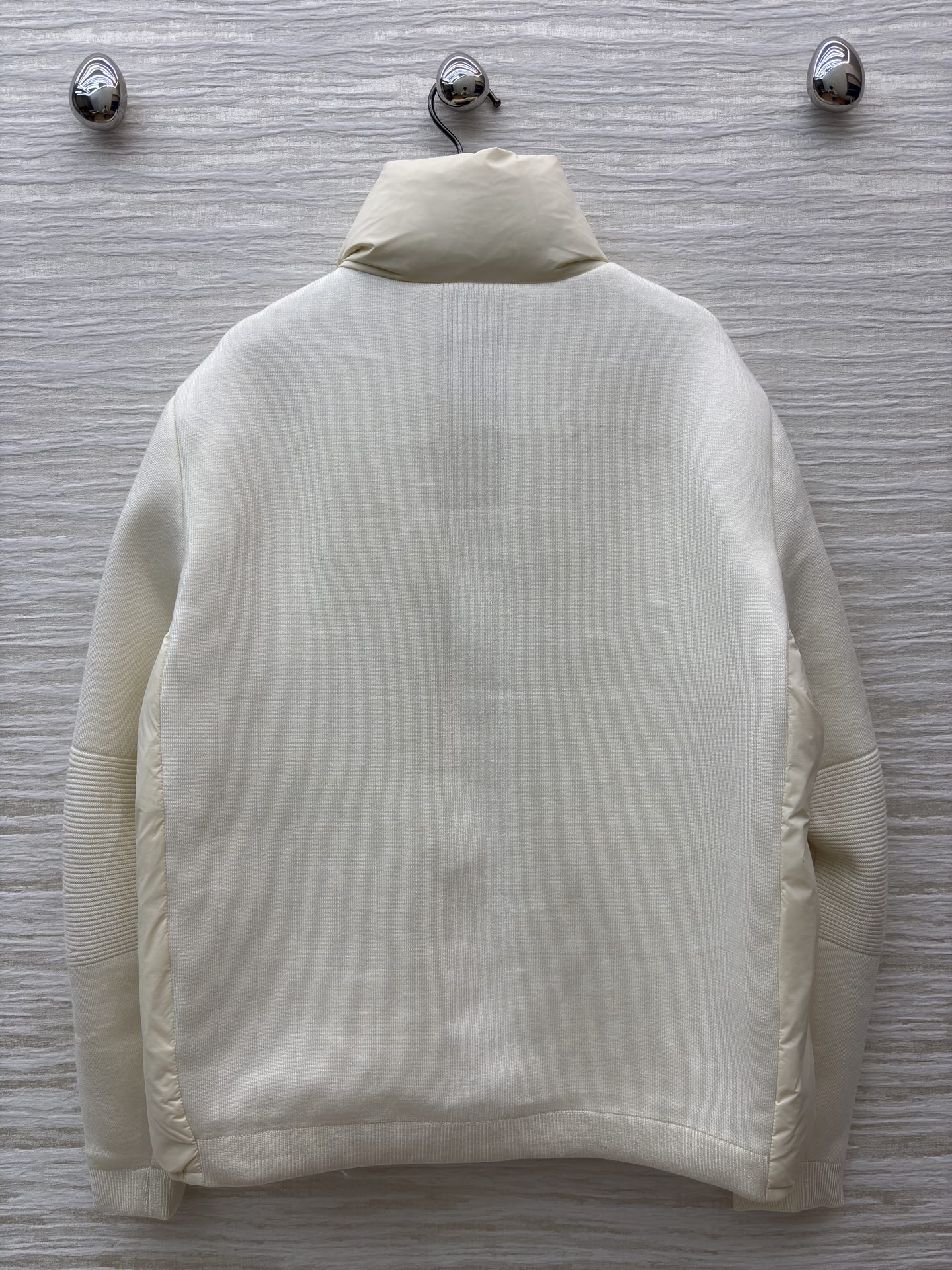 当Moncler的经典羽绒遇上针织拼接，是冬日里的优雅与温暖双向奔赴。米白的柔和，黑色的酷飒，两种风格，