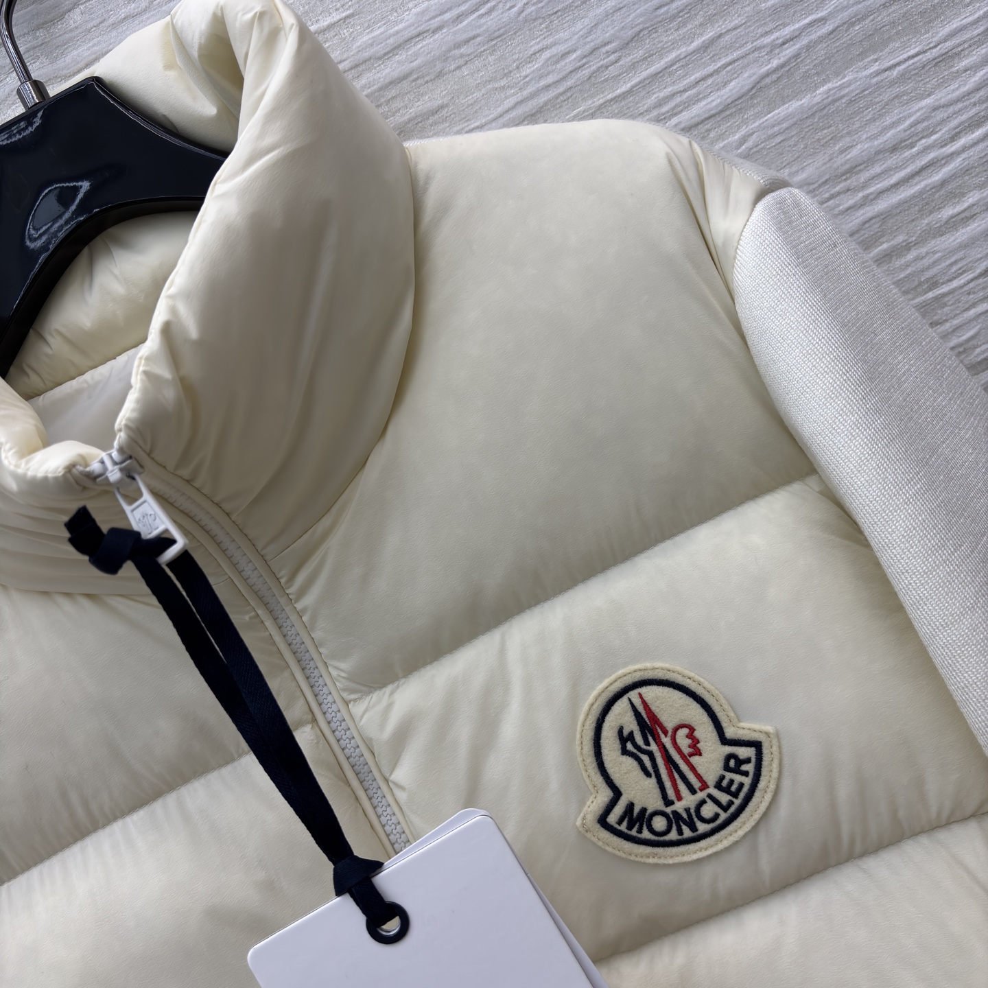 当Moncler的经典羽绒遇上针织拼接，是冬日里的优雅与温暖双向奔赴。米白的柔和，黑色的酷飒，两种风格，