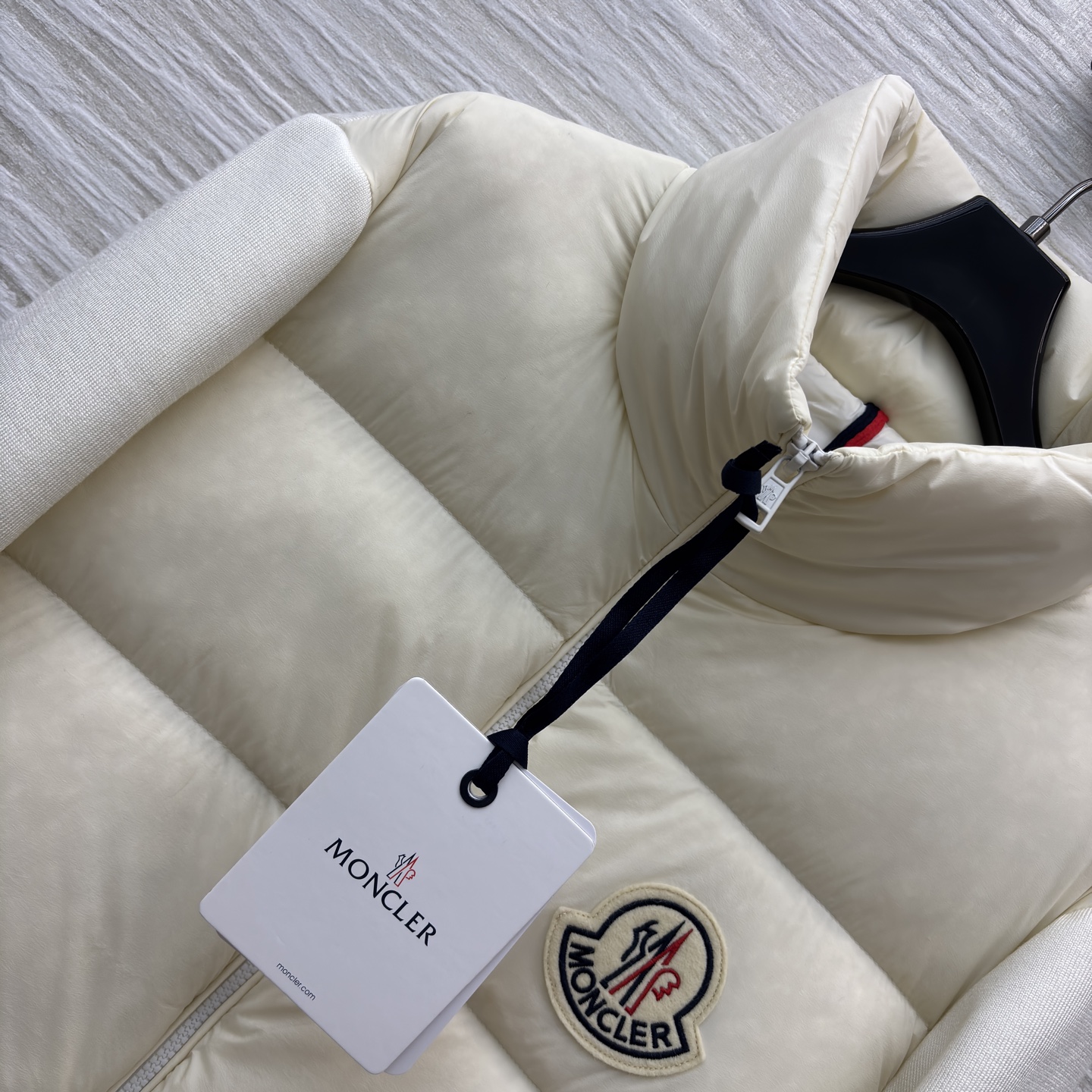 当Moncler的经典羽绒遇上针织拼接，是冬日里的优雅与温暖双向奔赴。米白的柔和，黑色的酷飒，两种风格，