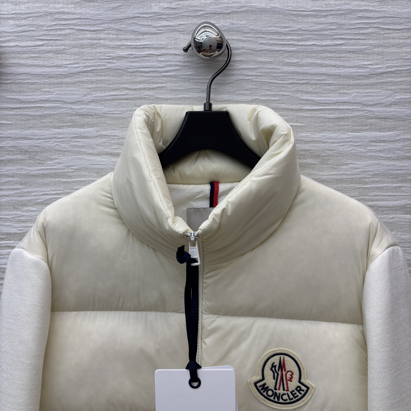 当Moncler的经典羽绒遇上针织拼接，是冬日里的优雅与温暖双向奔赴。米白的柔和，黑色的酷飒，两种风格，