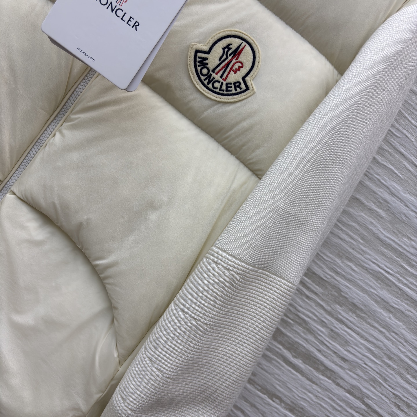 当Moncler的经典羽绒遇上针织拼接，是冬日里的优雅与温暖双向奔赴。米白的柔和，黑色的酷飒，两种风格，