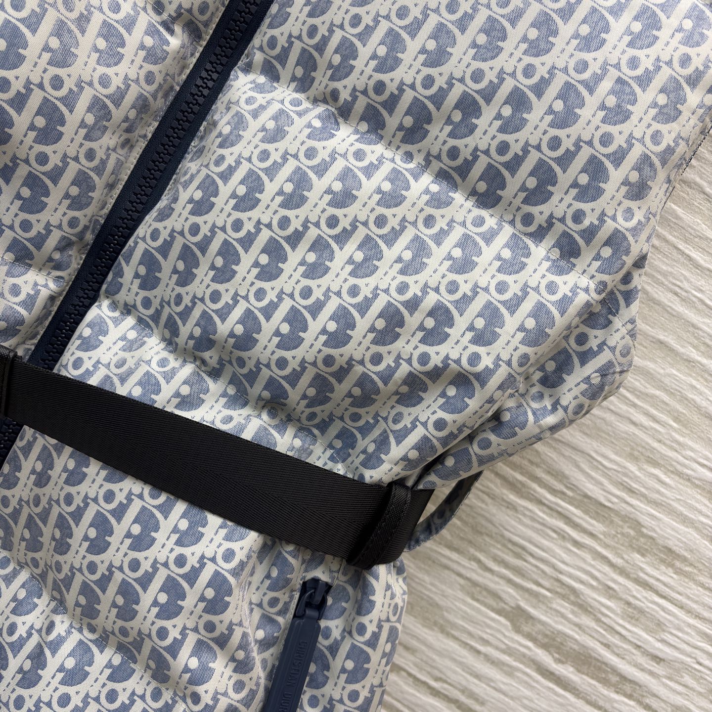 D家 老花羽绒马甲 冬日叠穿的奢感密钥 满幅Oblique老花尽显品牌辨识度 立领设计与收腰腰带打造利落