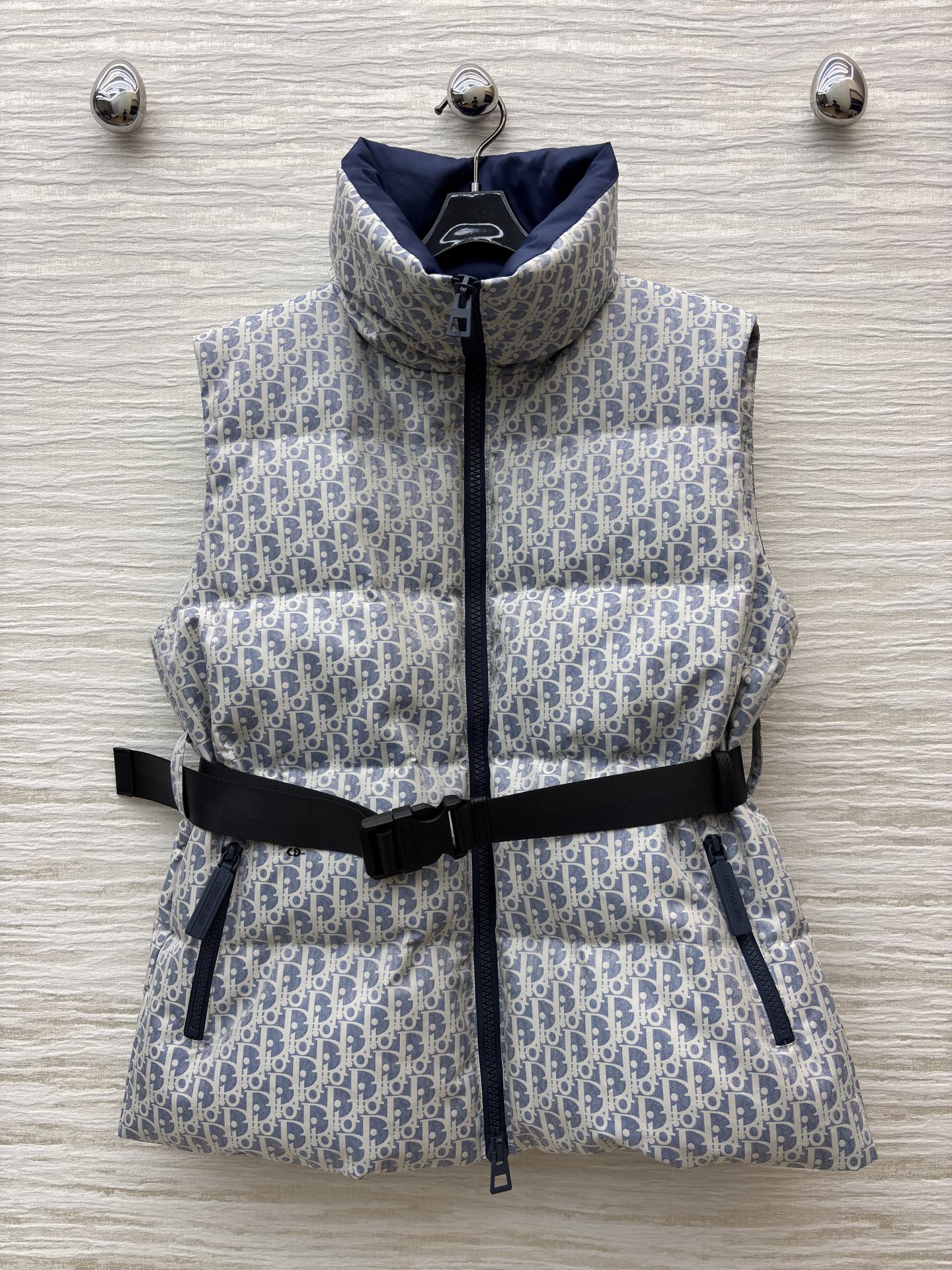 D家 老花羽绒马甲 冬日叠穿的奢感密钥 满幅Oblique老花尽显品牌辨识度 立领设计与收腰腰带打造利落