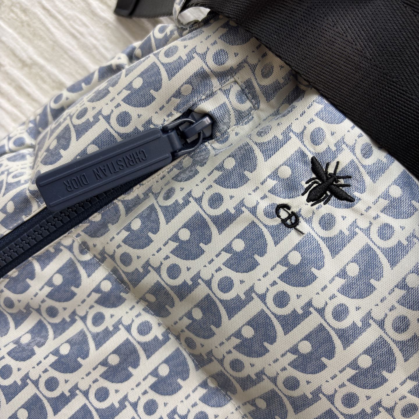 D家 老花羽绒马甲 冬日叠穿的奢感密钥 满幅Oblique老花尽显品牌辨识度 立领设计与收腰腰带打造利落