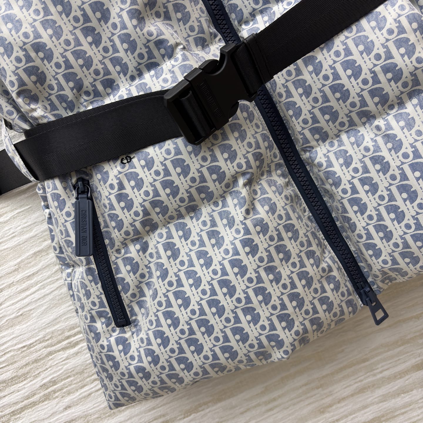 D家 老花羽绒马甲 冬日叠穿的奢感密钥 满幅Oblique老花尽显品牌辨识度 立领设计与收腰腰带打造利落