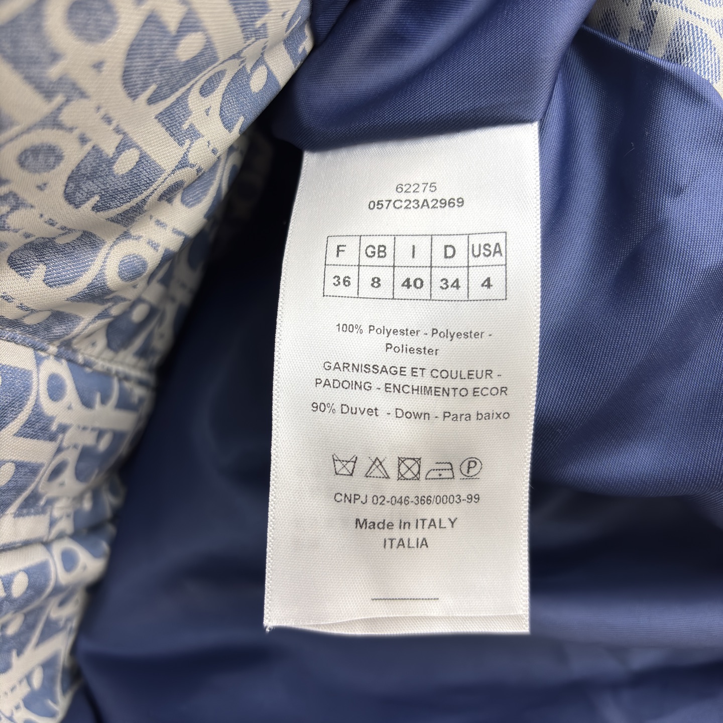 D家 老花羽绒马甲 冬日叠穿的奢感密钥 满幅Oblique老花尽显品牌辨识度 立领设计与收腰腰带打造利落