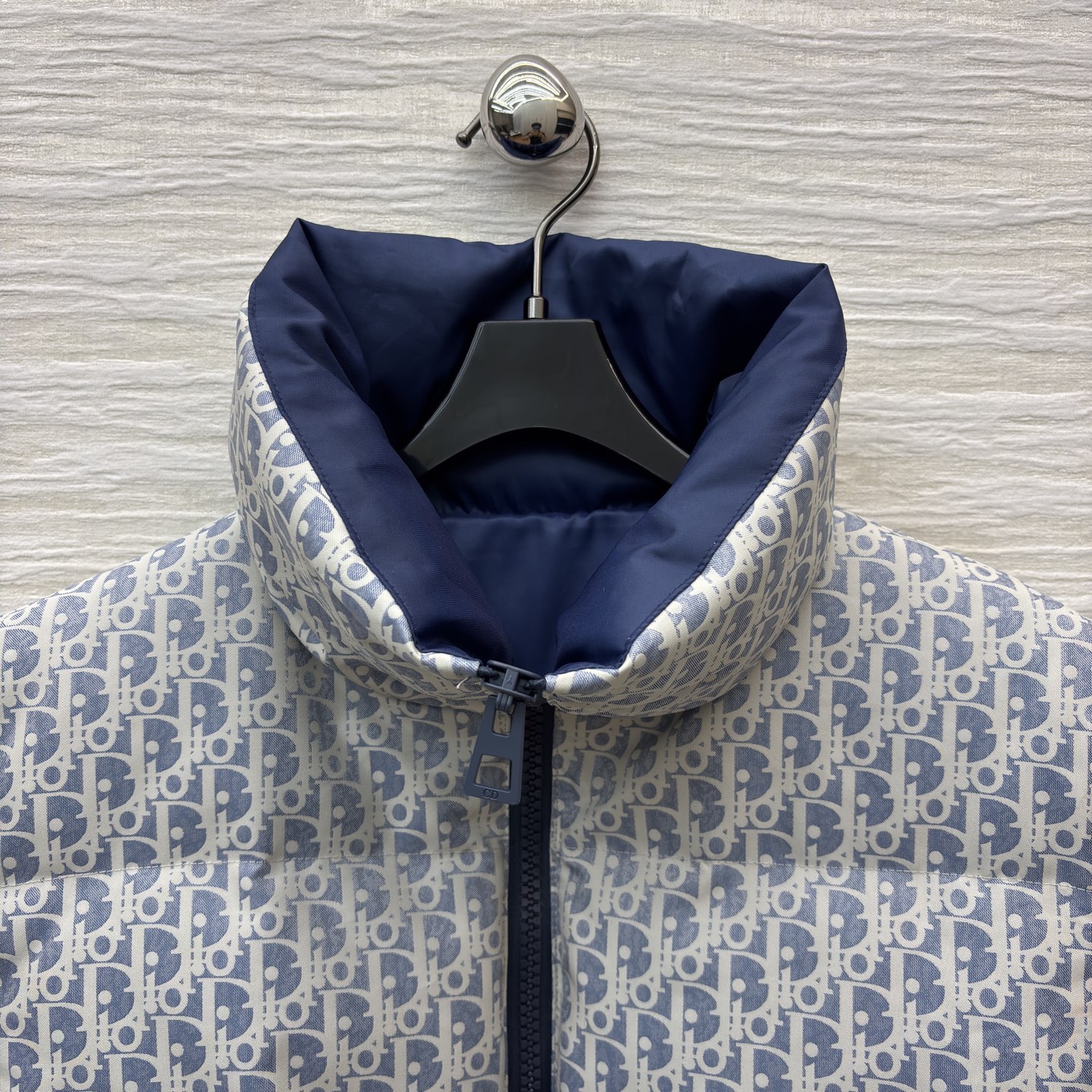 D家 老花羽绒马甲 冬日叠穿的奢感密钥 满幅Oblique老花尽显品牌辨识度 立领设计与收腰腰带打造利落