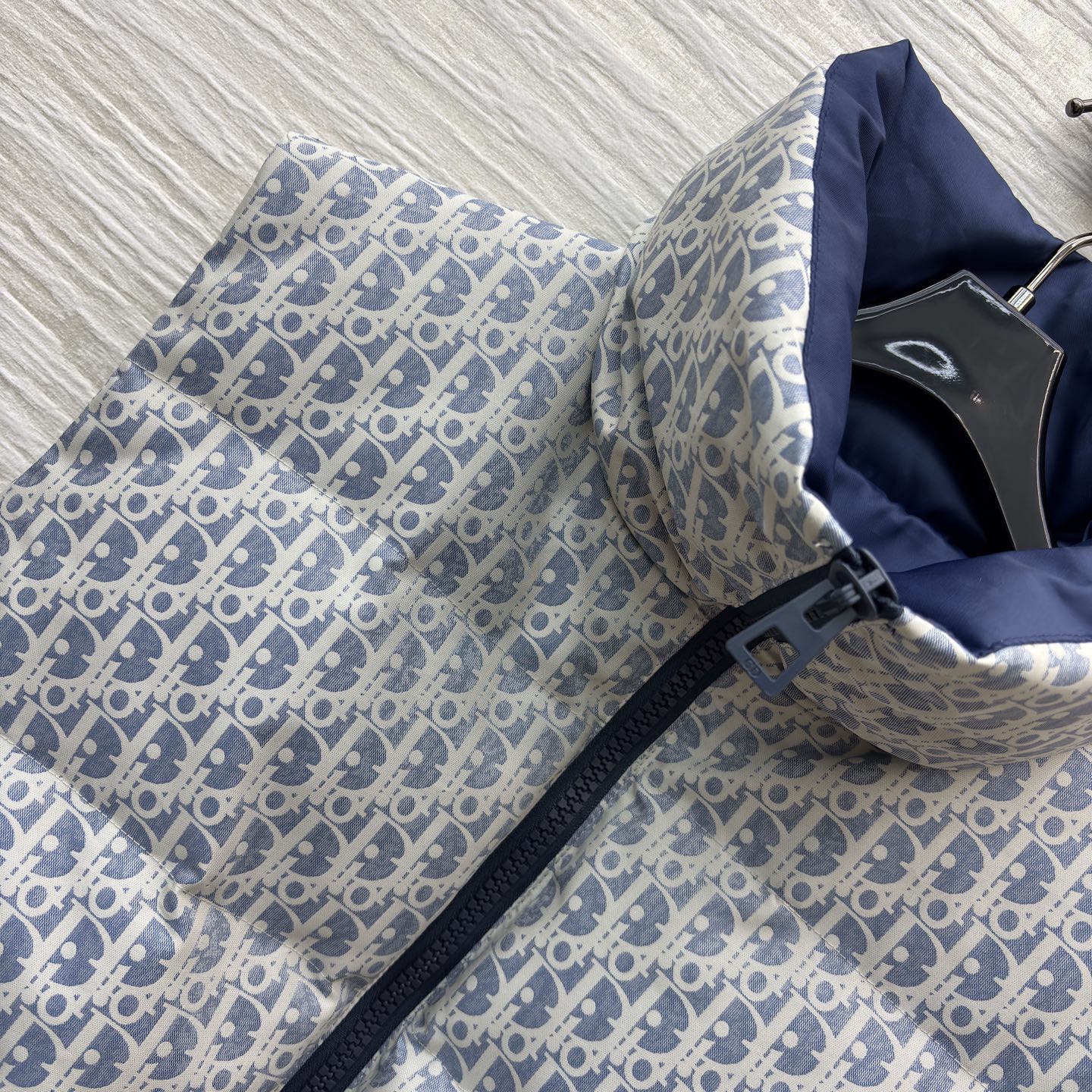 D家 老花羽绒马甲 冬日叠穿的奢感密钥 满幅Oblique老花尽显品牌辨识度 立领设计与收腰腰带打造利落