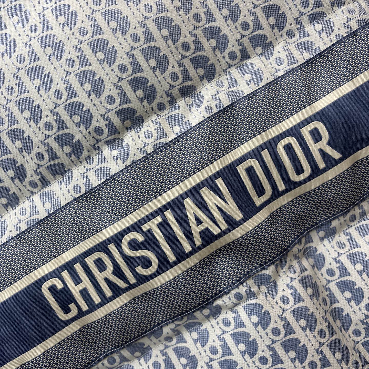 D家 老花羽绒马甲 冬日叠穿的奢感密钥 满幅Oblique老花尽显品牌辨识度 立领设计与收腰腰带打造利落