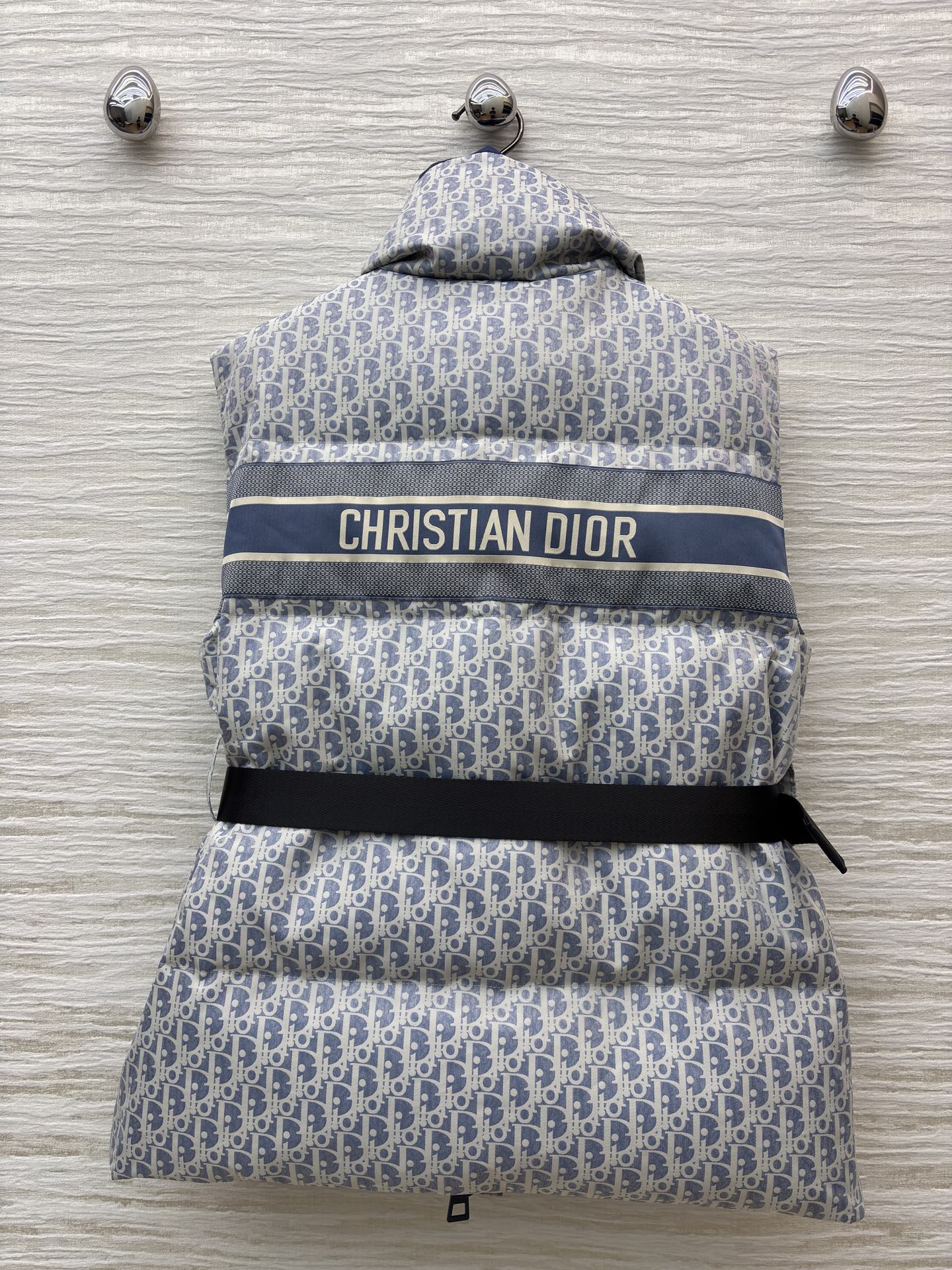 D家 老花羽绒马甲 冬日叠穿的奢感密钥 满幅Oblique老花尽显品牌辨识度 立领设计与收腰腰带打造利落