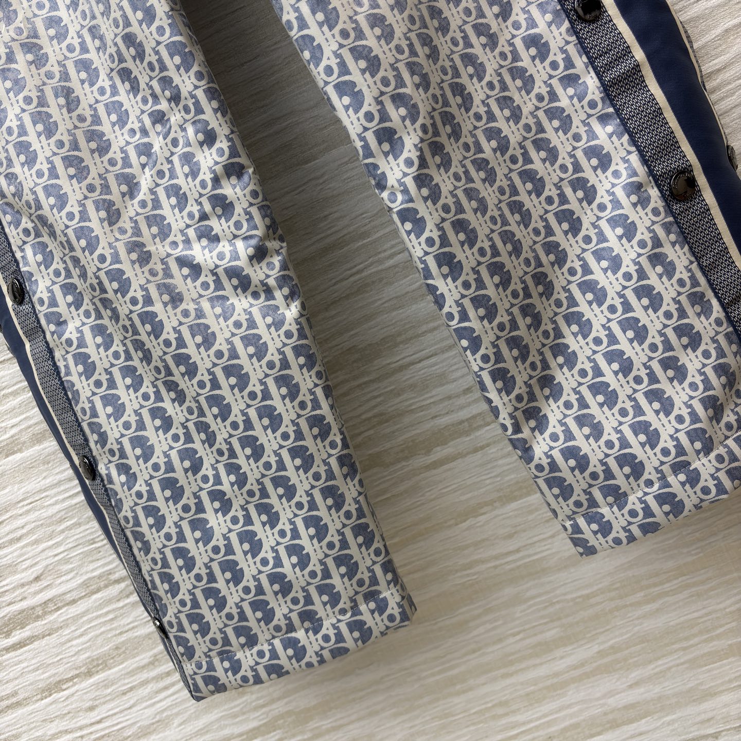 D家 老花运动裤 夹棉设计 经典老花邂逅潮酷运动廓形 满幅的Oblique老花图案 是品牌百年底蕴的视觉