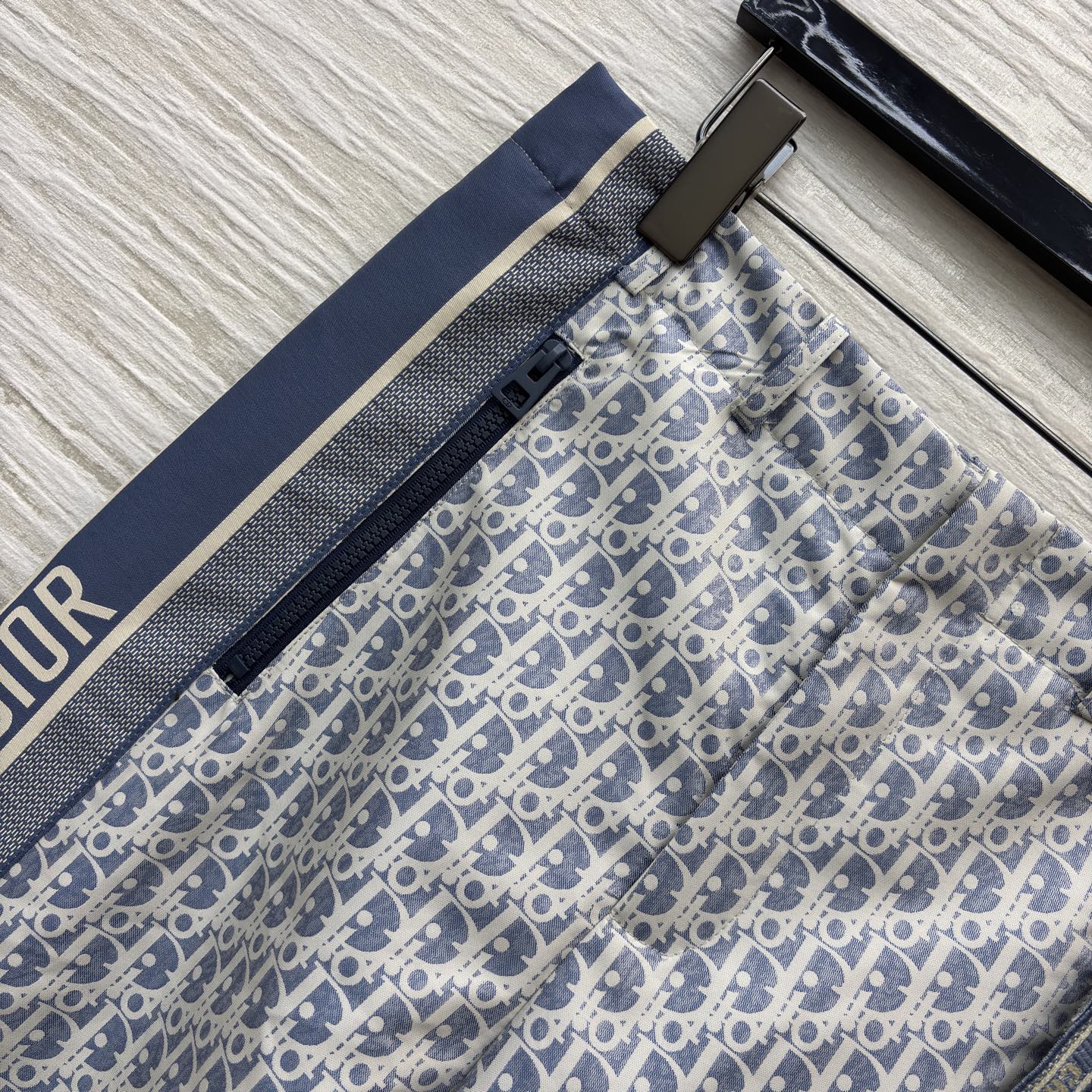 D家 老花运动裤 夹棉设计 经典老花邂逅潮酷运动廓形 满幅的Oblique老花图案 是品牌百年底蕴的视觉