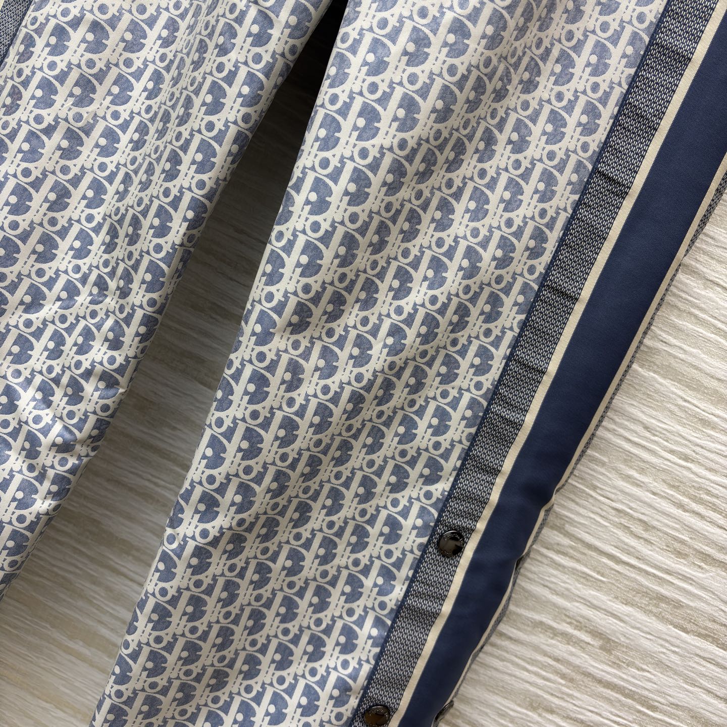 D家 老花运动裤 夹棉设计 经典老花邂逅潮酷运动廓形 满幅的Oblique老花图案 是品牌百年底蕴的视觉