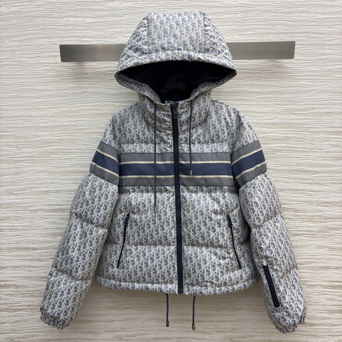 D家 老花连帽羽绒服 冬日高奢御寒典范 满幅Oblique老花贯穿衣身 是品牌基因的高调宣言 藏青条纹拼