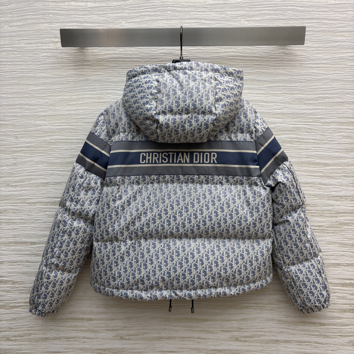 D家 老花连帽羽绒服 冬日高奢御寒典范 满幅Oblique老花贯穿衣身 是品牌基因的高调宣言 藏青条纹拼