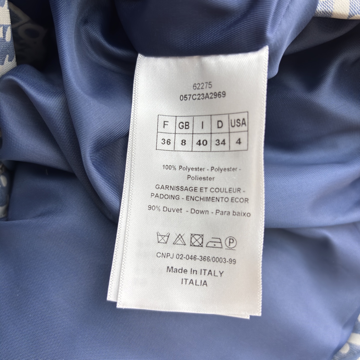 D家 老花连帽羽绒服 冬日高奢御寒典范 满幅Oblique老花贯穿衣身 是品牌基因的高调宣言 藏青条纹拼