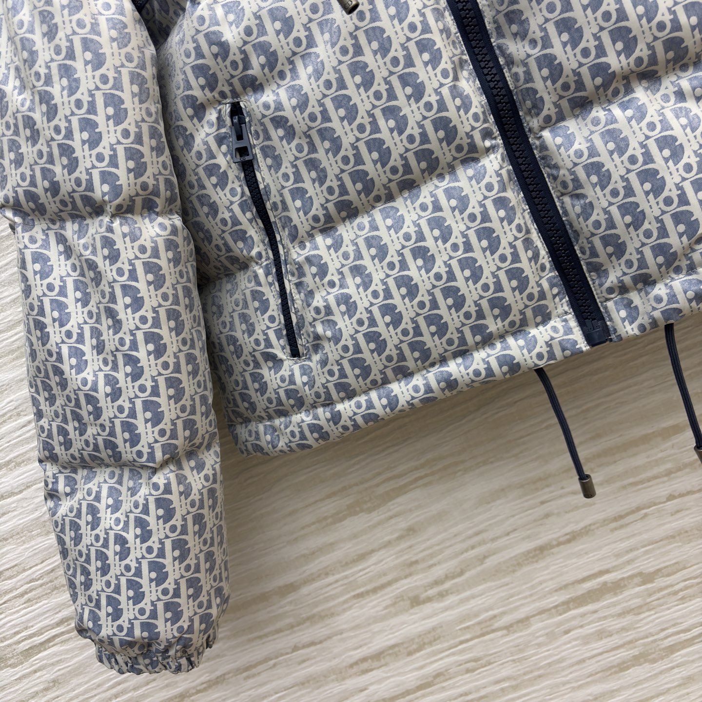 D家 老花连帽羽绒服 冬日高奢御寒典范 满幅Oblique老花贯穿衣身 是品牌基因的高调宣言 藏青条纹拼