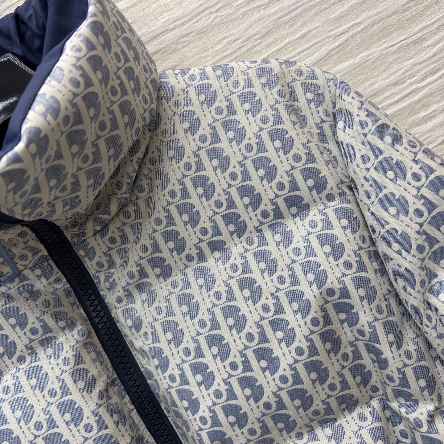 D家 立领老花收腰羽绒服 在冬日续写高奢优雅 满幅Oblique老花是品牌的经典烙印 立领设计与收腰腰带