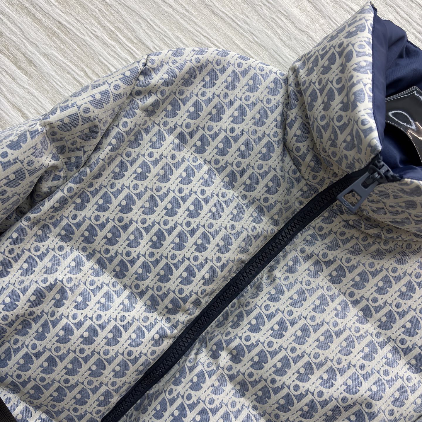 D家 立领老花收腰羽绒服 在冬日续写高奢优雅 满幅Oblique老花是品牌的经典烙印 立领设计与收腰腰带