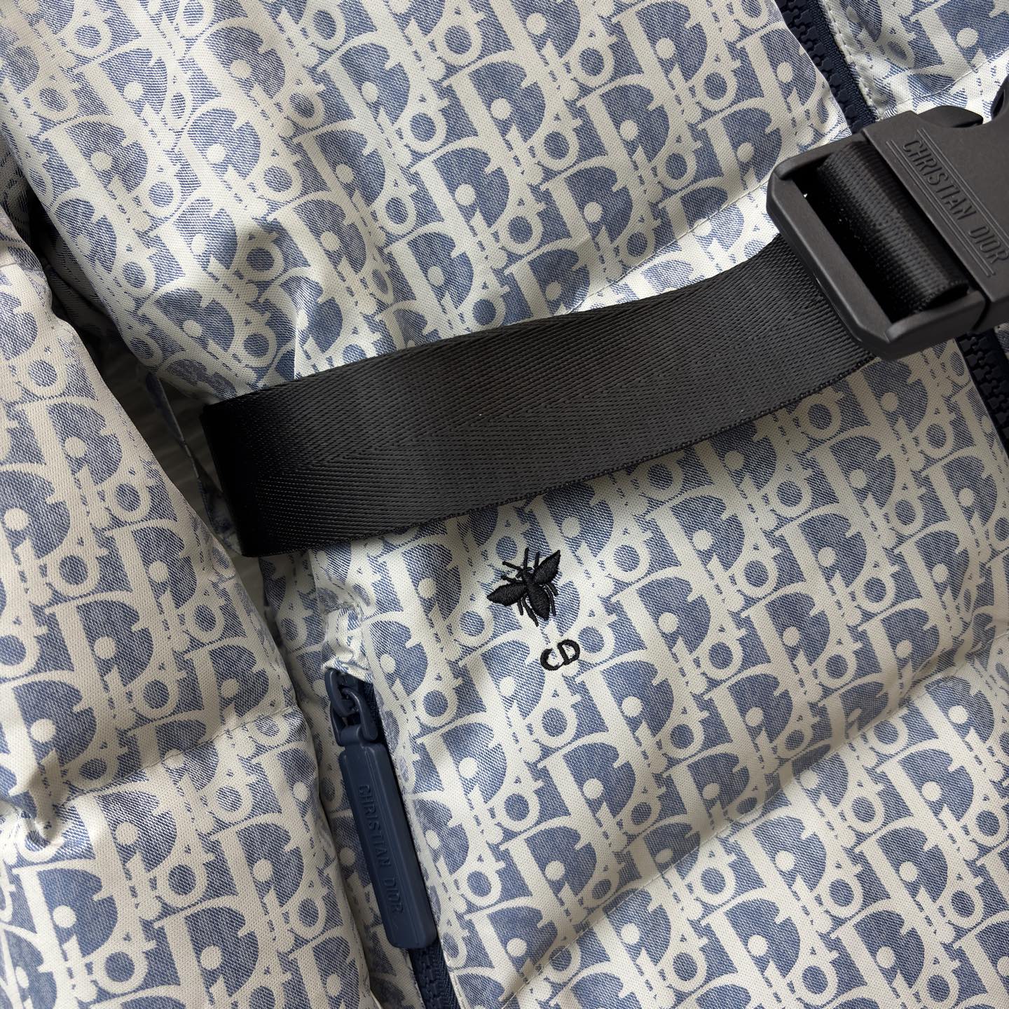 D家 立领老花收腰羽绒服 在冬日续写高奢优雅 满幅Oblique老花是品牌的经典烙印 立领设计与收腰腰带