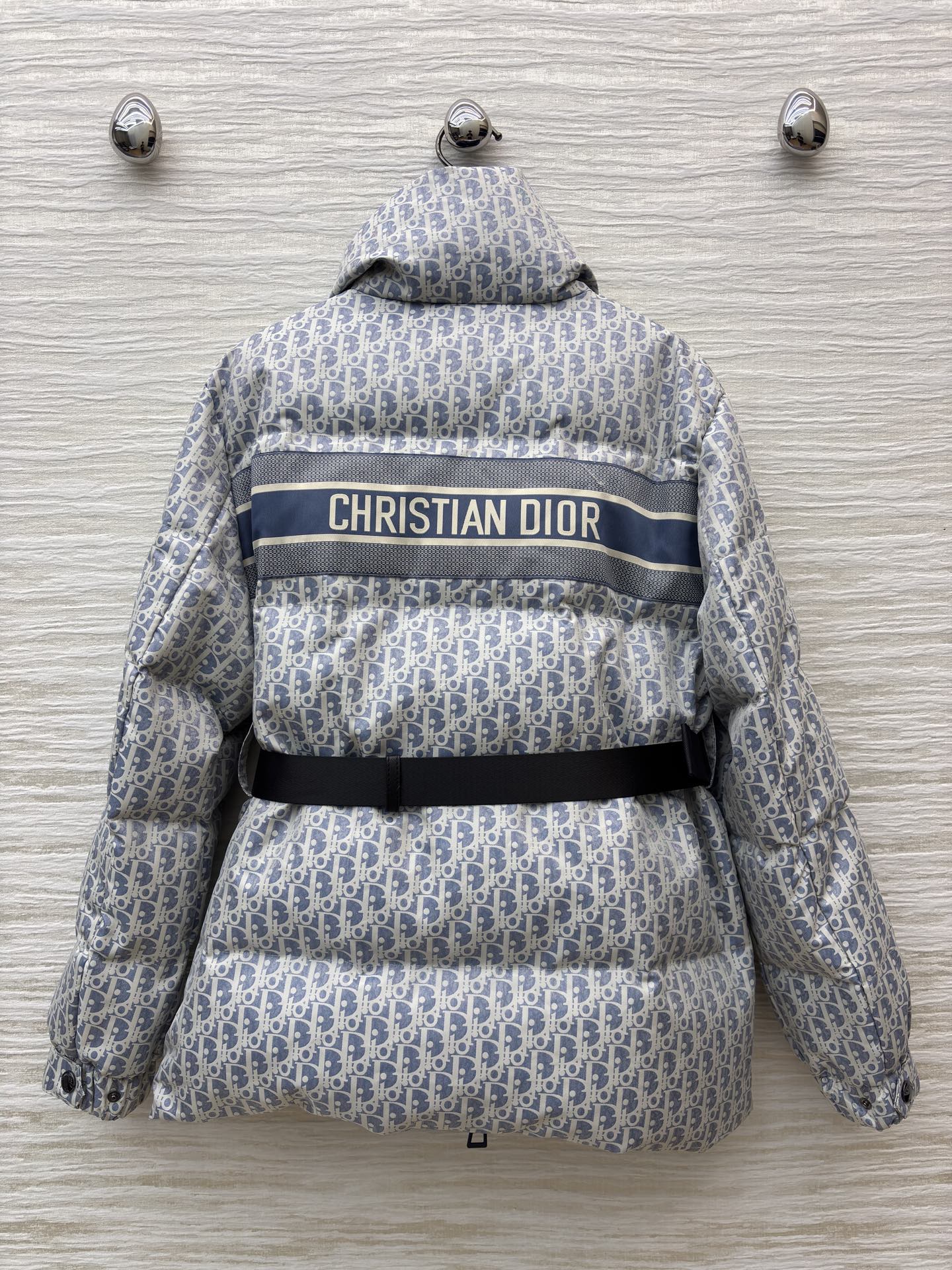 D家 立领老花收腰羽绒服 在冬日续写高奢优雅 满幅Oblique老花是品牌的经典烙印 立领设计与收腰腰带