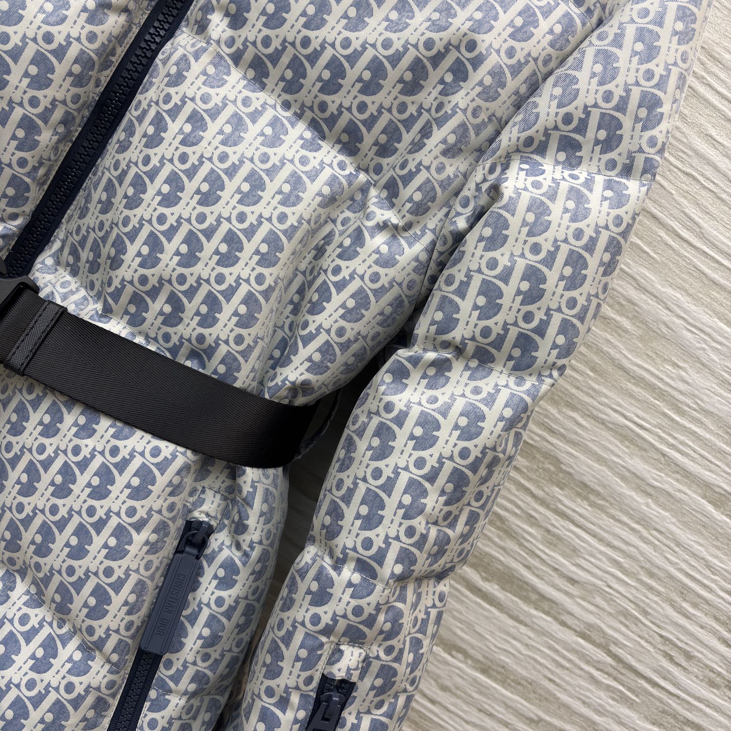 D家 立领老花收腰羽绒服 在冬日续写高奢优雅 满幅Oblique老花是品牌的经典烙印 立领设计与收腰腰带