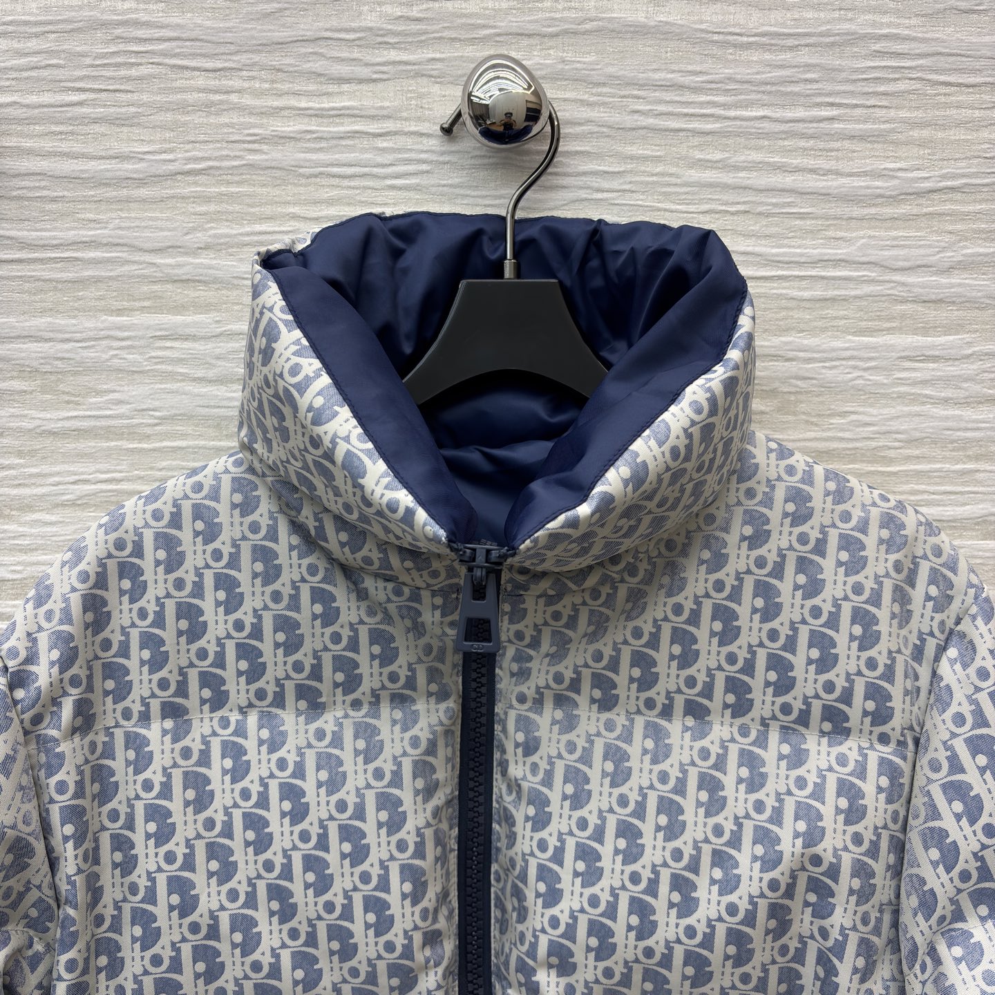 D家 立领老花收腰羽绒服 在冬日续写高奢优雅 满幅Oblique老花是品牌的经典烙印 立领设计与收腰腰带