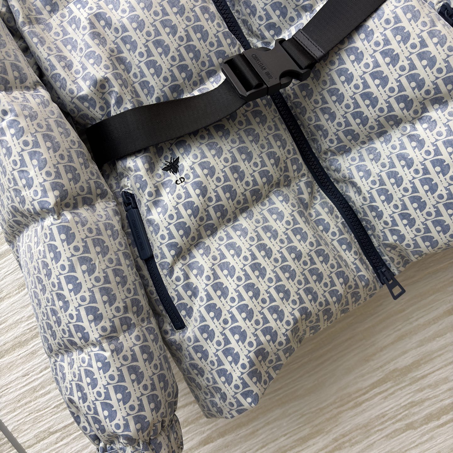 D家 立领老花收腰羽绒服 在冬日续写高奢优雅 满幅Oblique老花是品牌的经典烙印 立领设计与收腰腰带