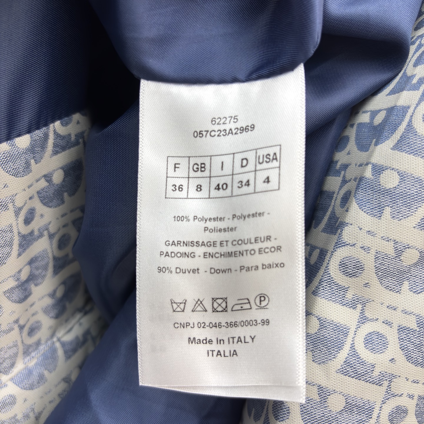 D家 立领老花收腰羽绒服 在冬日续写高奢优雅 满幅Oblique老花是品牌的经典烙印 立领设计与收腰腰带