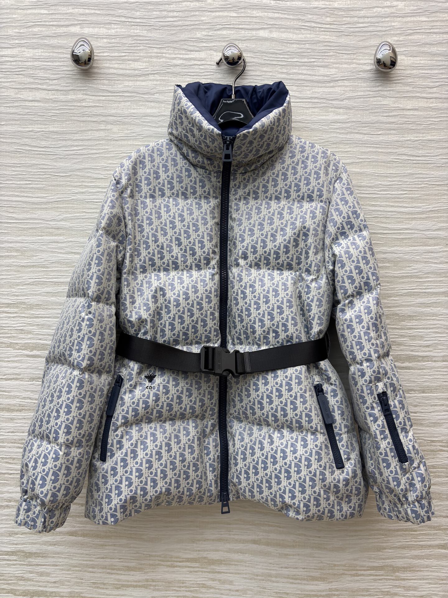 D家 立领老花收腰羽绒服 在冬日续写高奢优雅 满幅Oblique老花是品牌的经典烙印 立领设计与收腰腰带