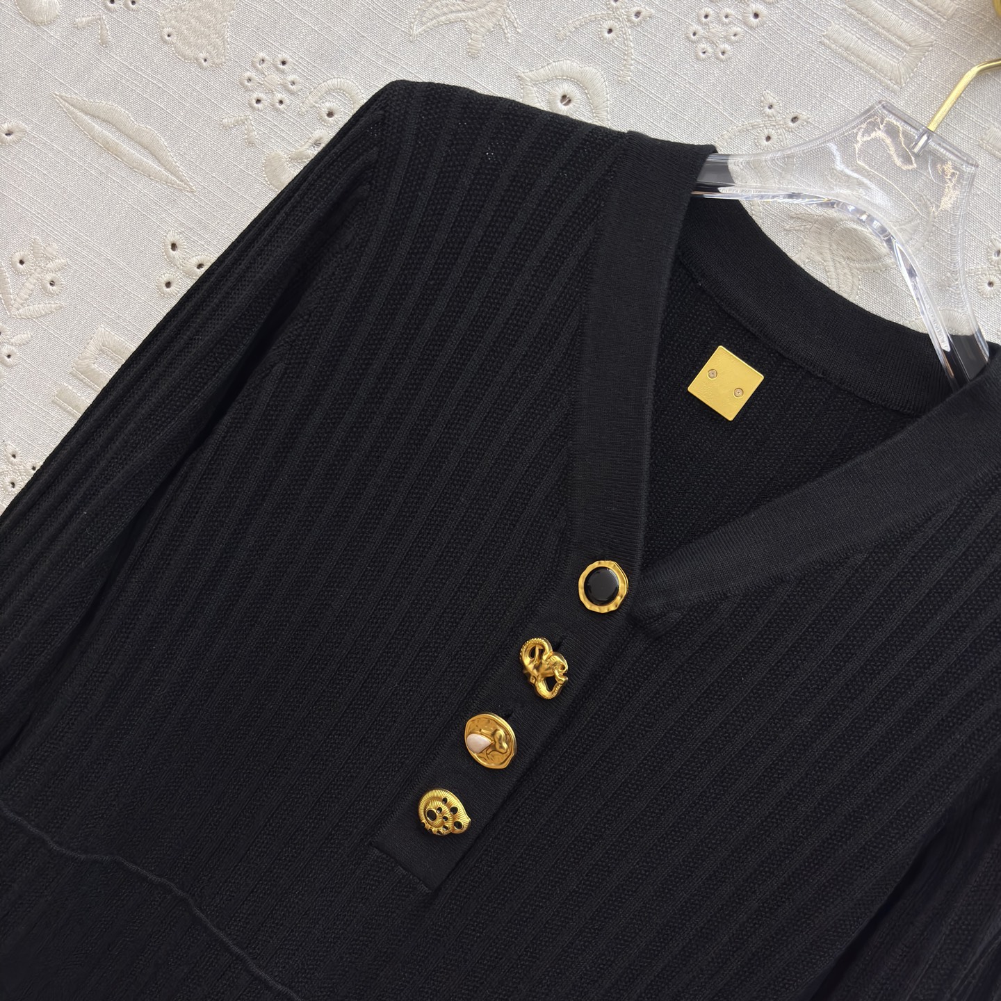 Sch 25秋冬 V领异形扣针织长裙 灰调雅致 黑调经典 V领配金色纽扣精致吸睛 腰带金属扣点缀勾勒腰线