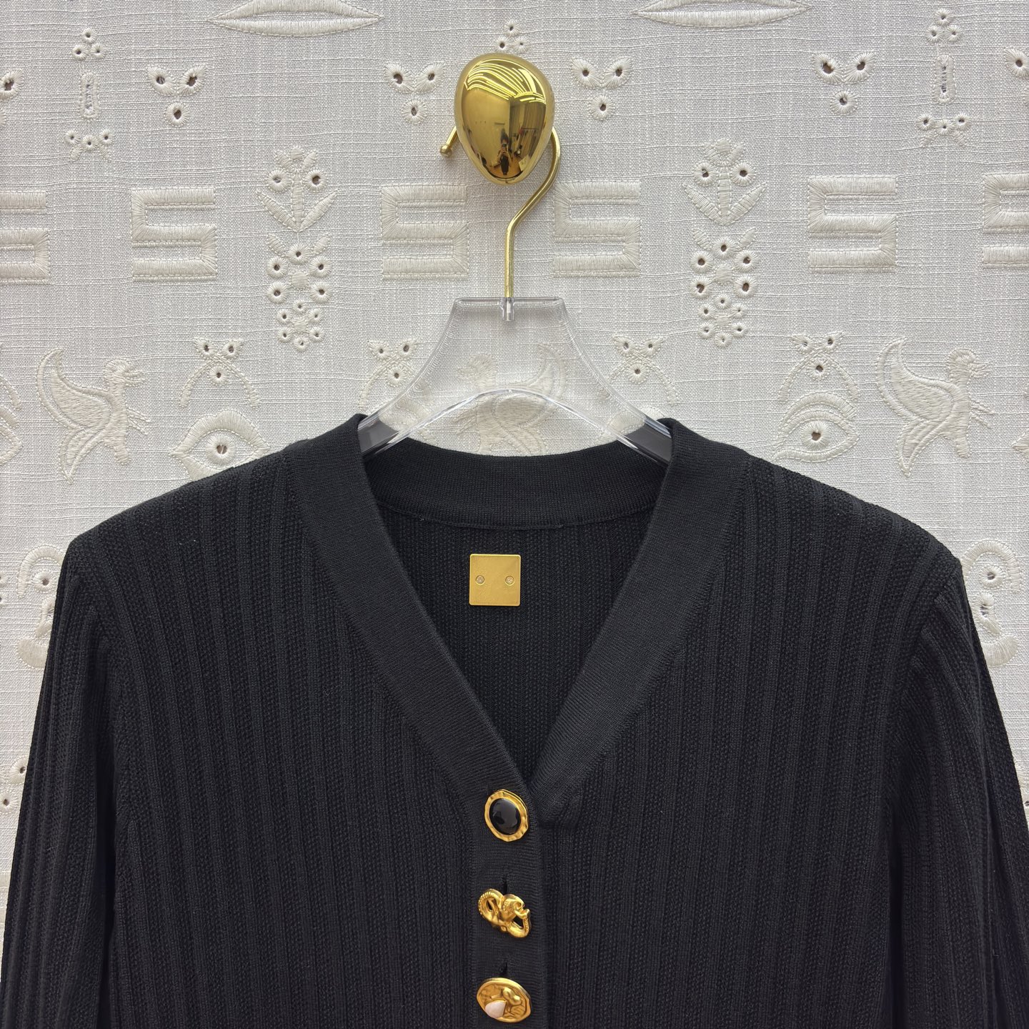 Sch 25秋冬 V领异形扣针织长裙 灰调雅致 黑调经典 V领配金色纽扣精致吸睛 腰带金属扣点缀勾勒腰线