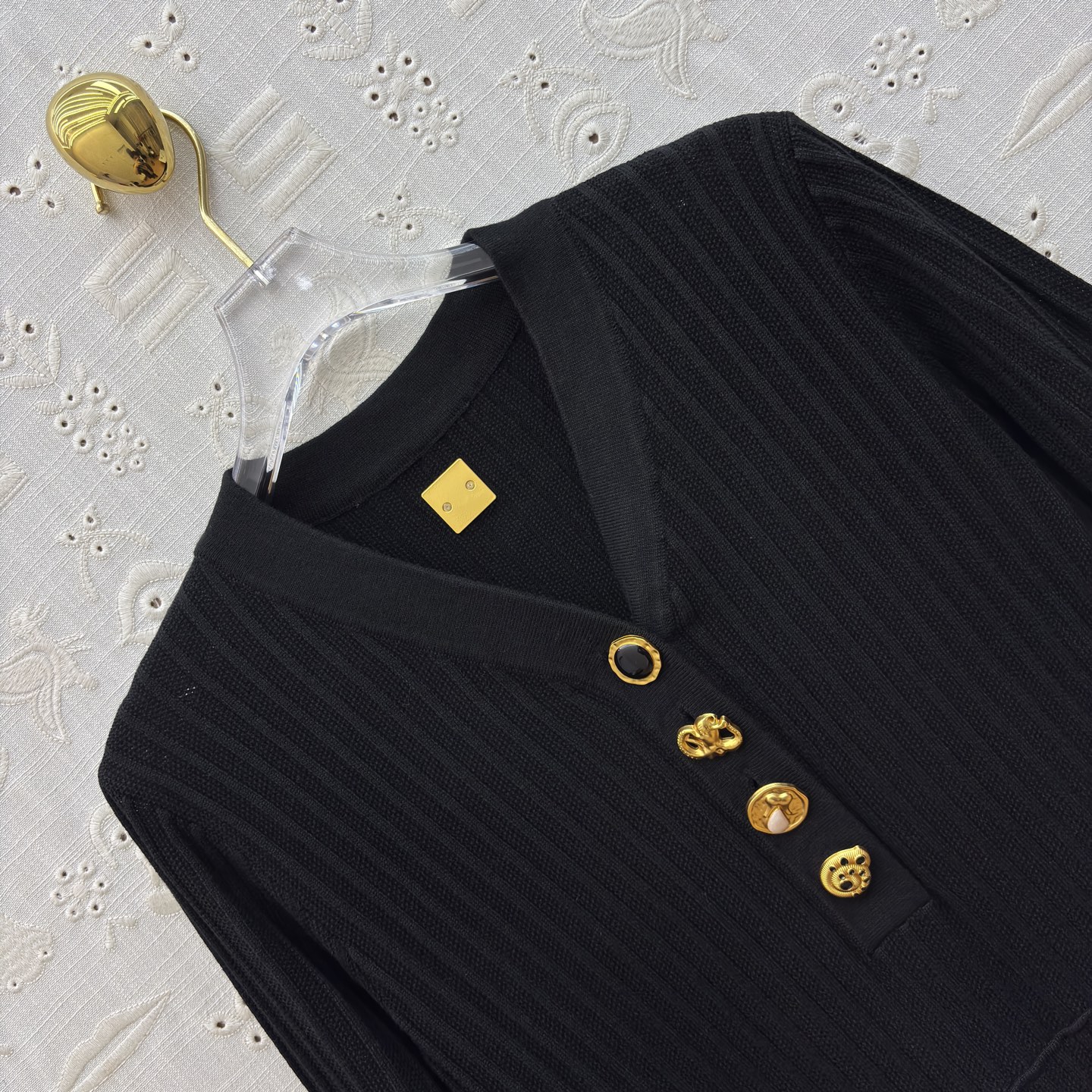 Sch 25秋冬 V领异形扣针织长裙 灰调雅致 黑调经典 V领配金色纽扣精致吸睛 腰带金属扣点缀勾勒腰线