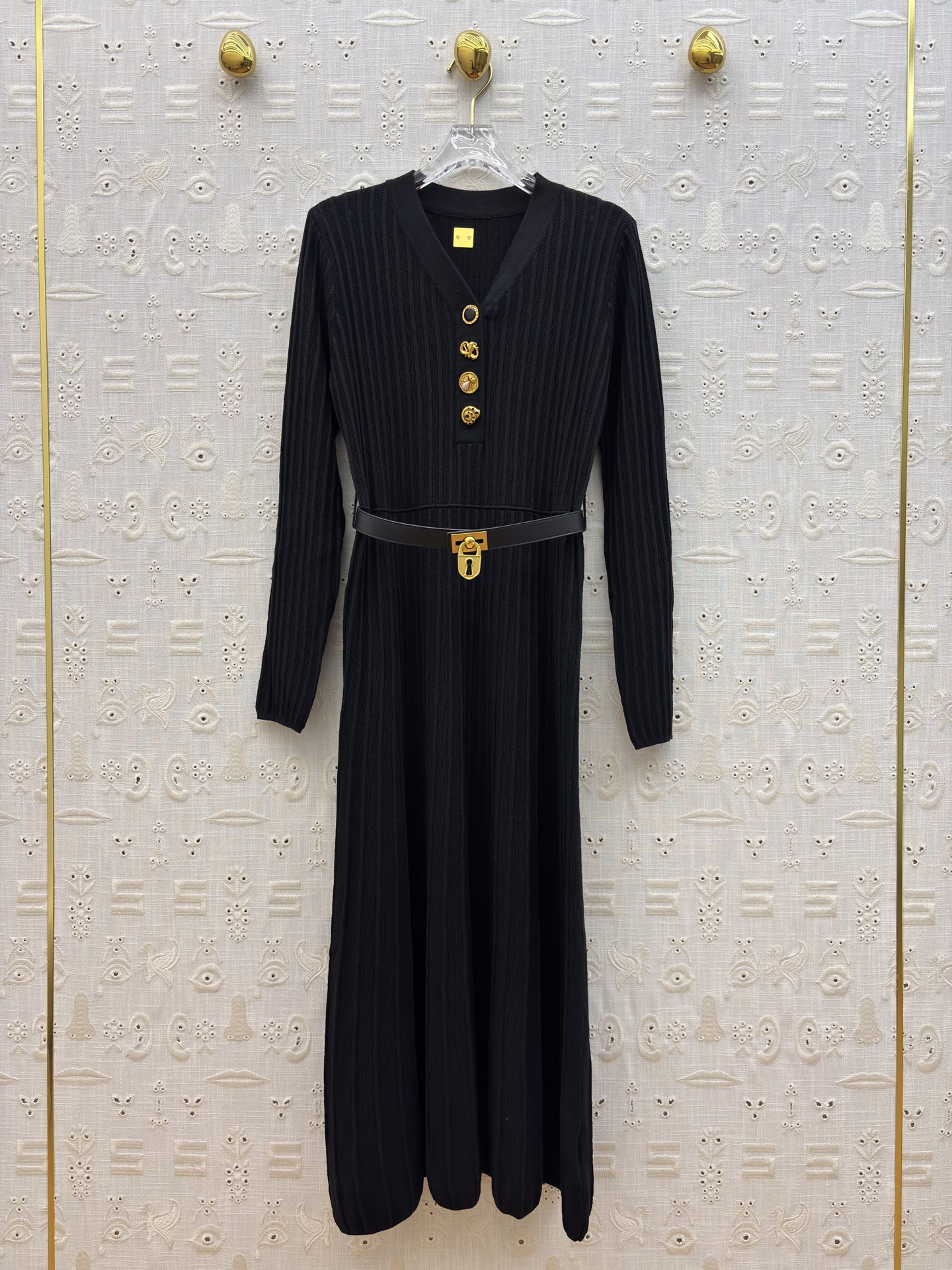 Sch 25秋冬 V领异形扣针织长裙 灰调雅致 黑调经典 V领配金色纽扣精致吸睛 腰带金属扣点缀勾勒腰线