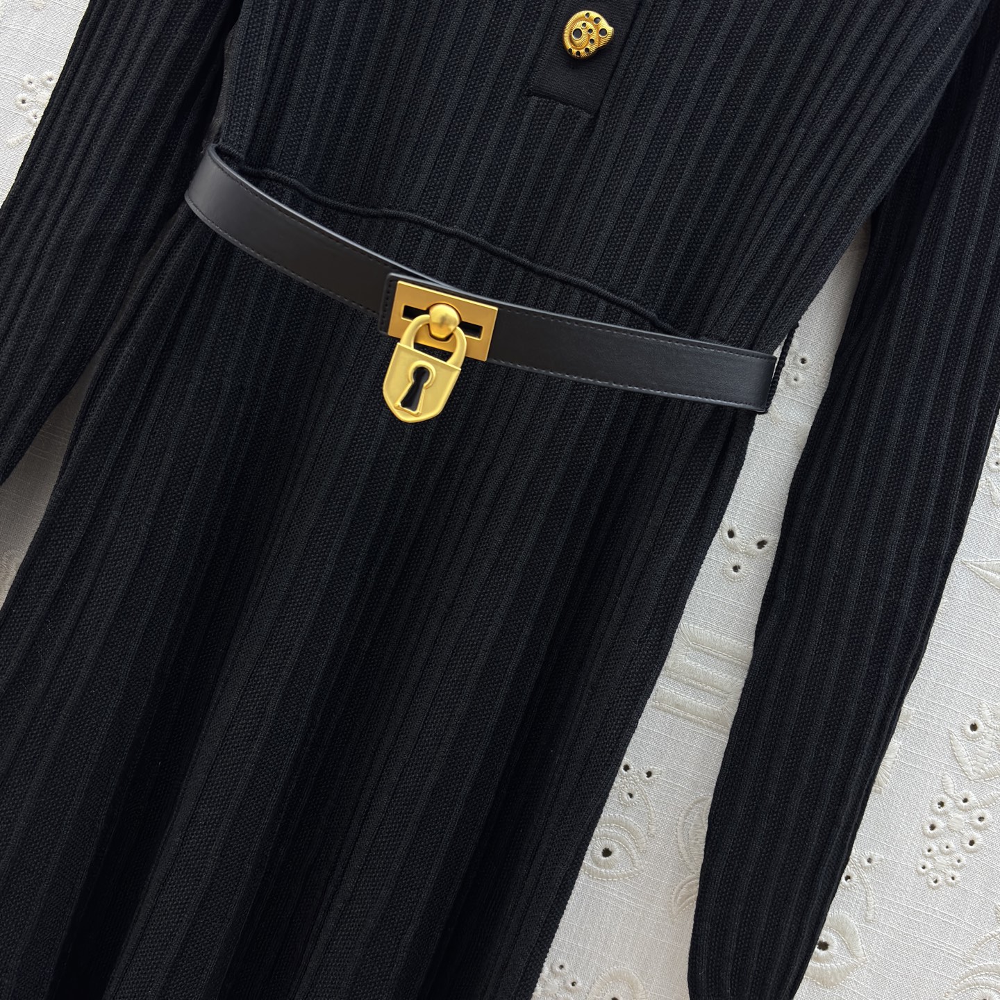 Sch 25秋冬 V领异形扣针织长裙 灰调雅致 黑调经典 V领配金色纽扣精致吸睛 腰带金属扣点缀勾勒腰线