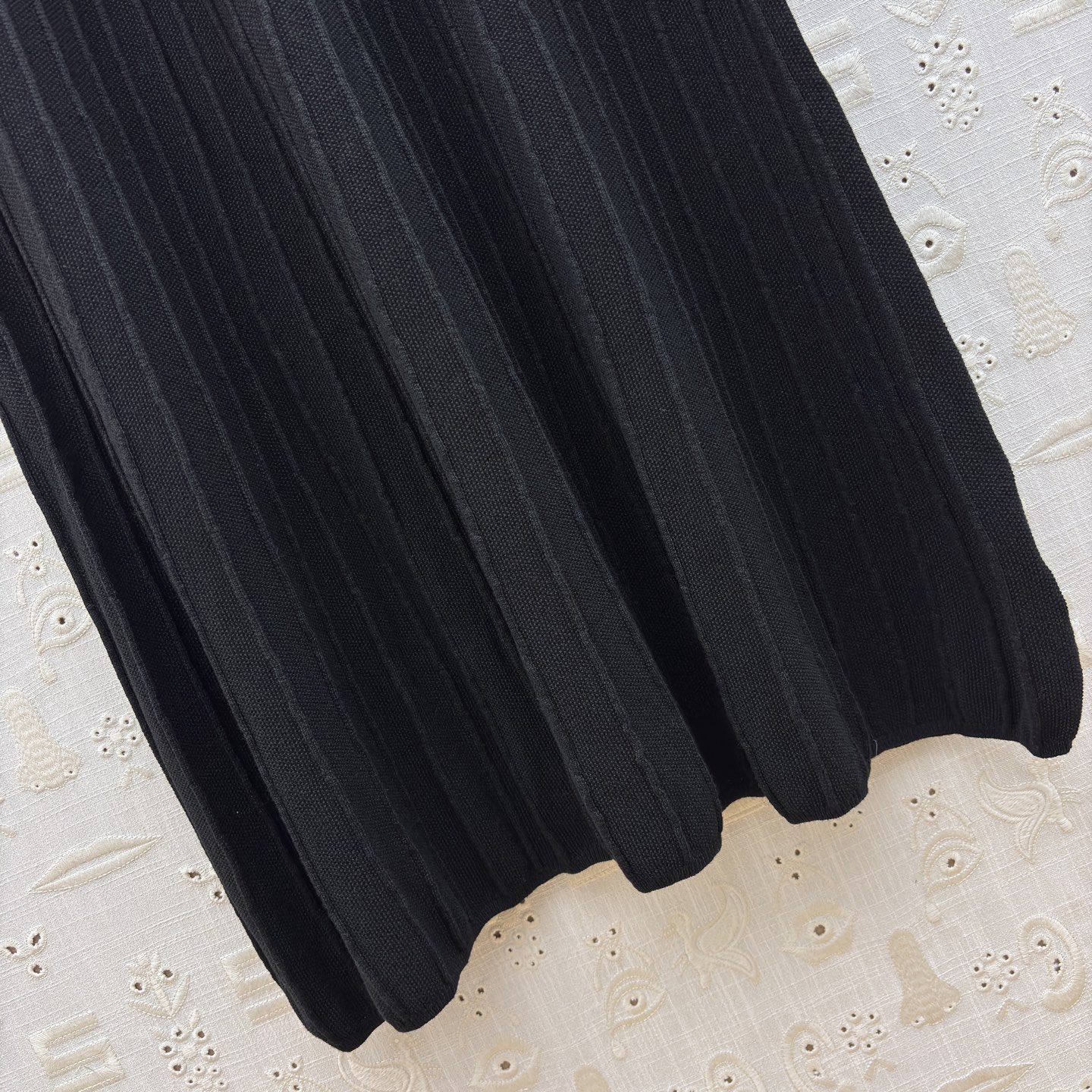 Sch 25秋冬 V领异形扣针织长裙 灰调雅致 黑调经典 V领配金色纽扣精致吸睛 腰带金属扣点缀勾勒腰线