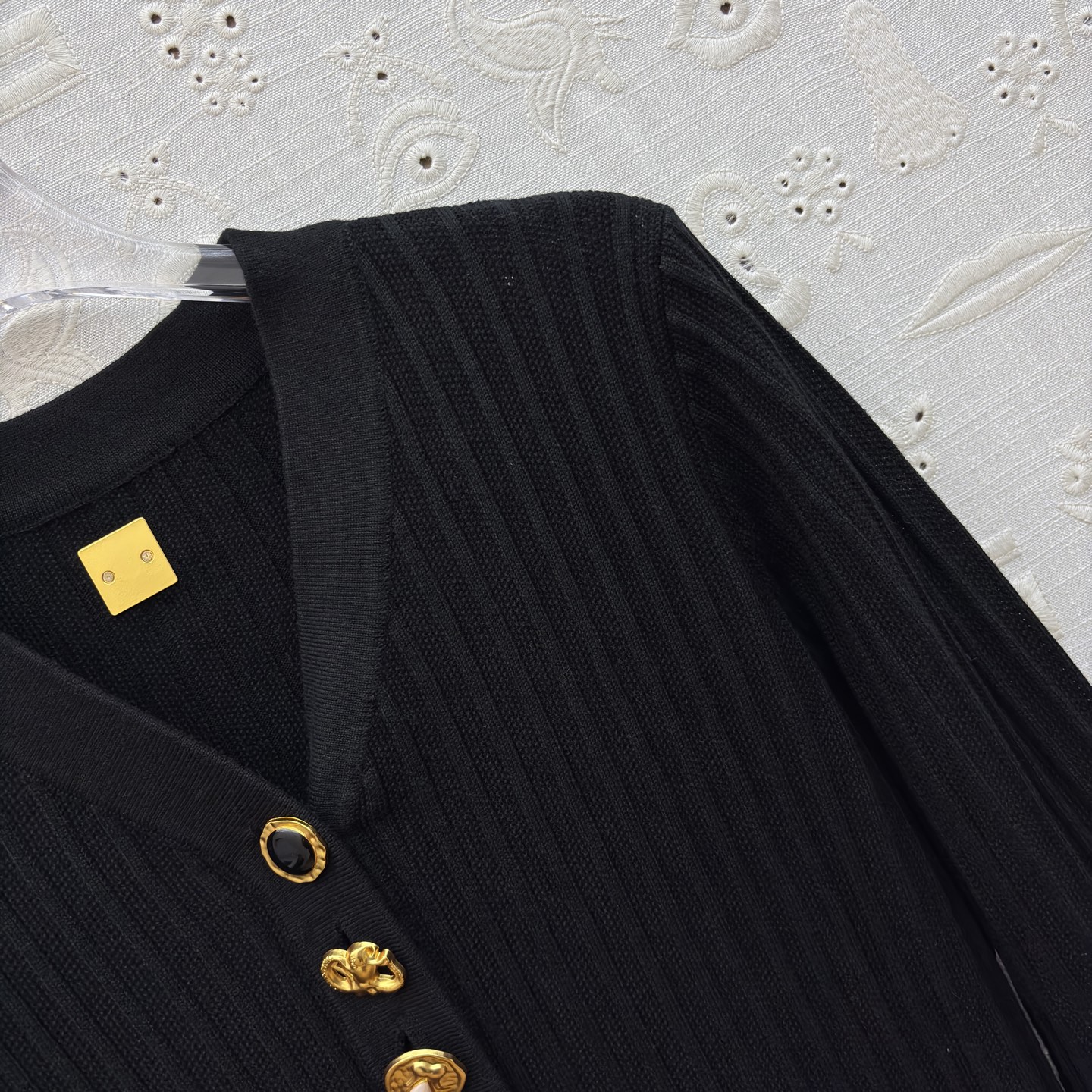 Sch 25秋冬 V领异形扣针织长裙 灰调雅致 黑调经典 V领配金色纽扣精致吸睛 腰带金属扣点缀勾勒腰线