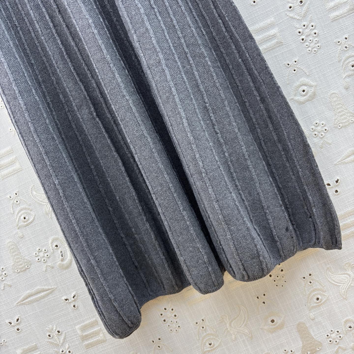 Sch 25秋冬 V领异形扣针织长裙 灰调雅致 黑调经典 V领配金色纽扣精致吸睛 腰带金属扣点缀勾勒腰线